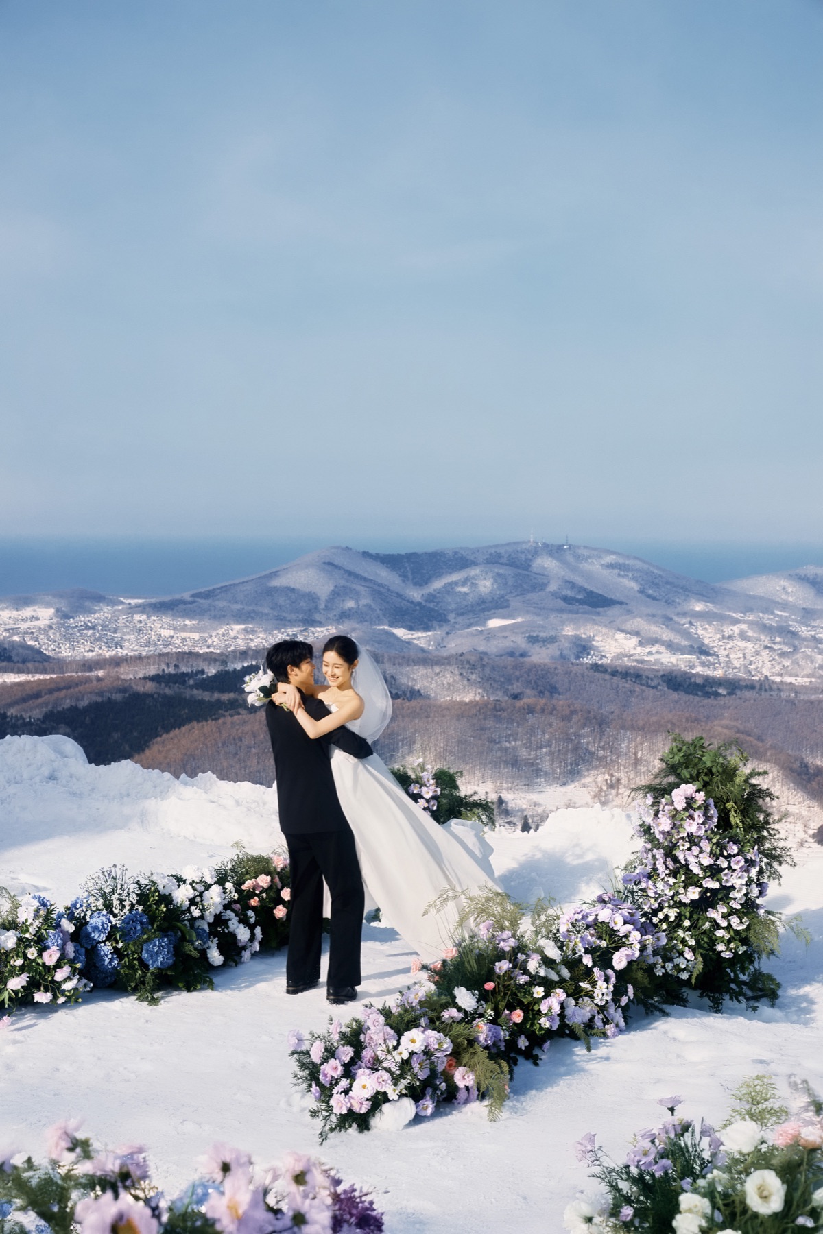 北海道の雪山フォトウェディング