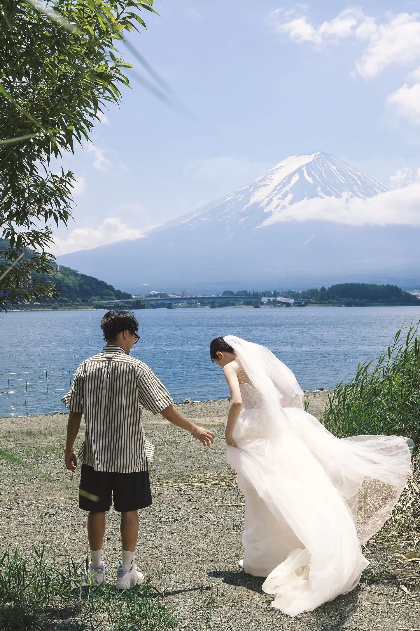 富士山湖边牵手行走的夏季婚纱照