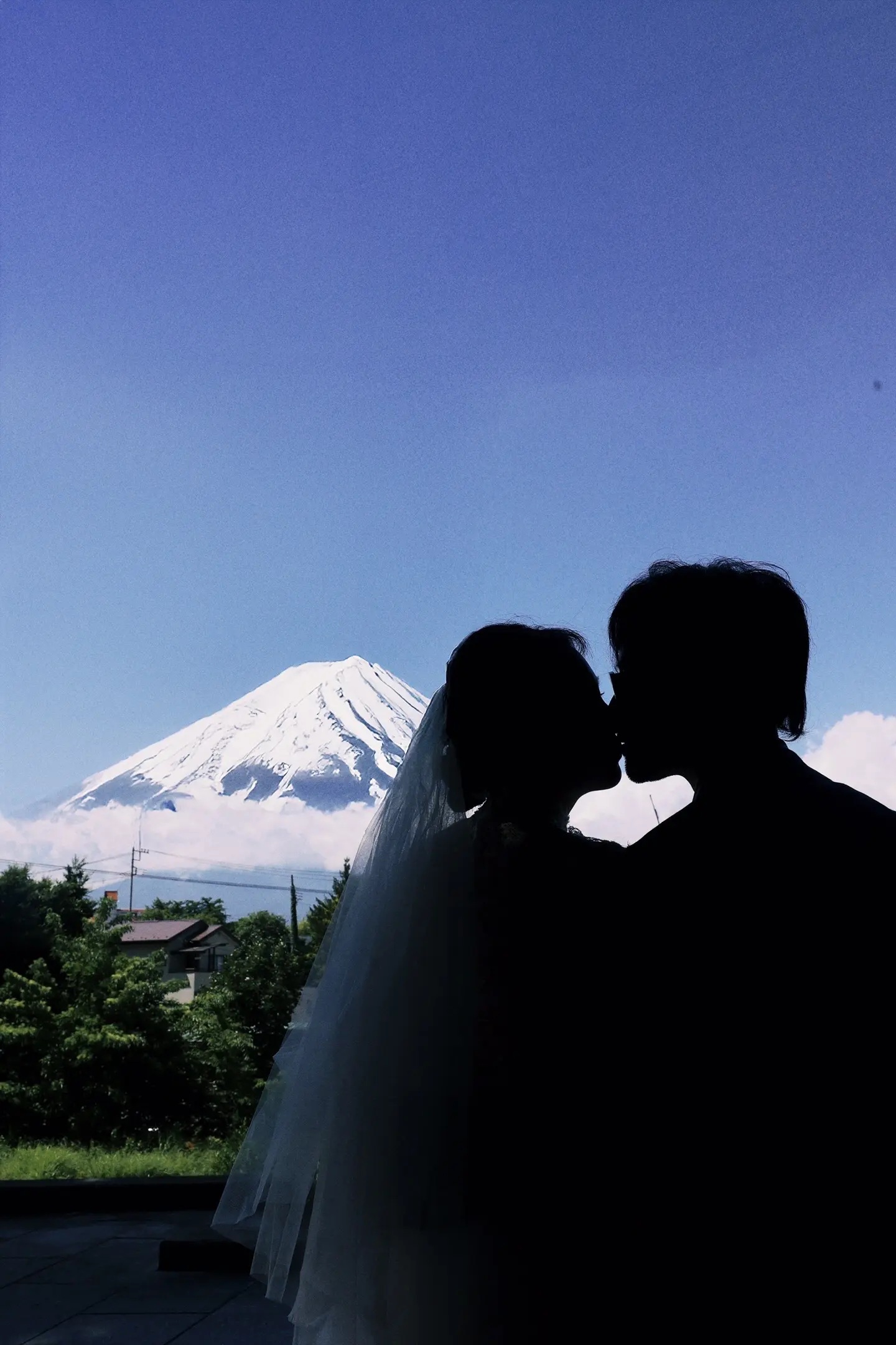富士山前相互靠近的恋人剪影
