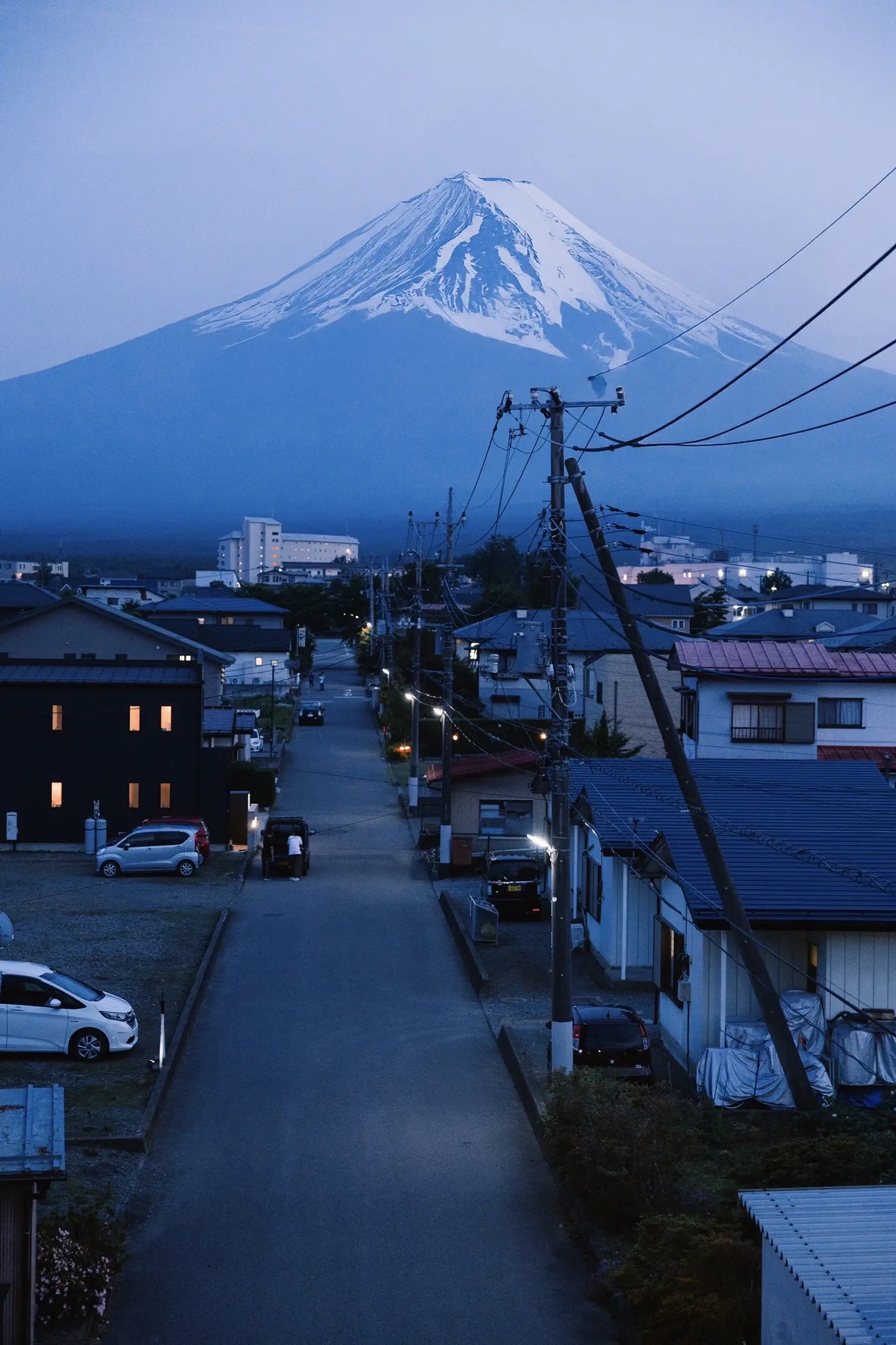 富士山小镇蓝调时刻的街道风景