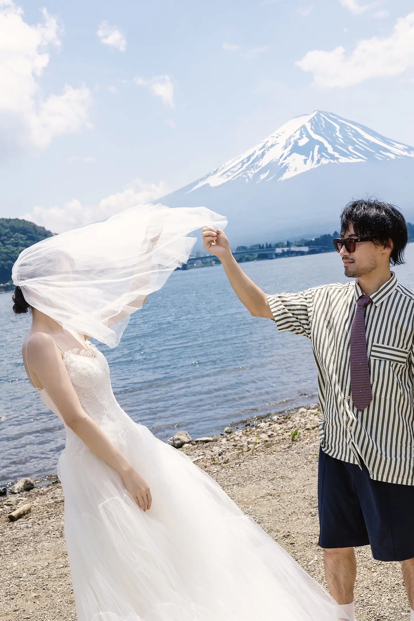 富士山湖岸风中头纱互动的婚纱旅拍