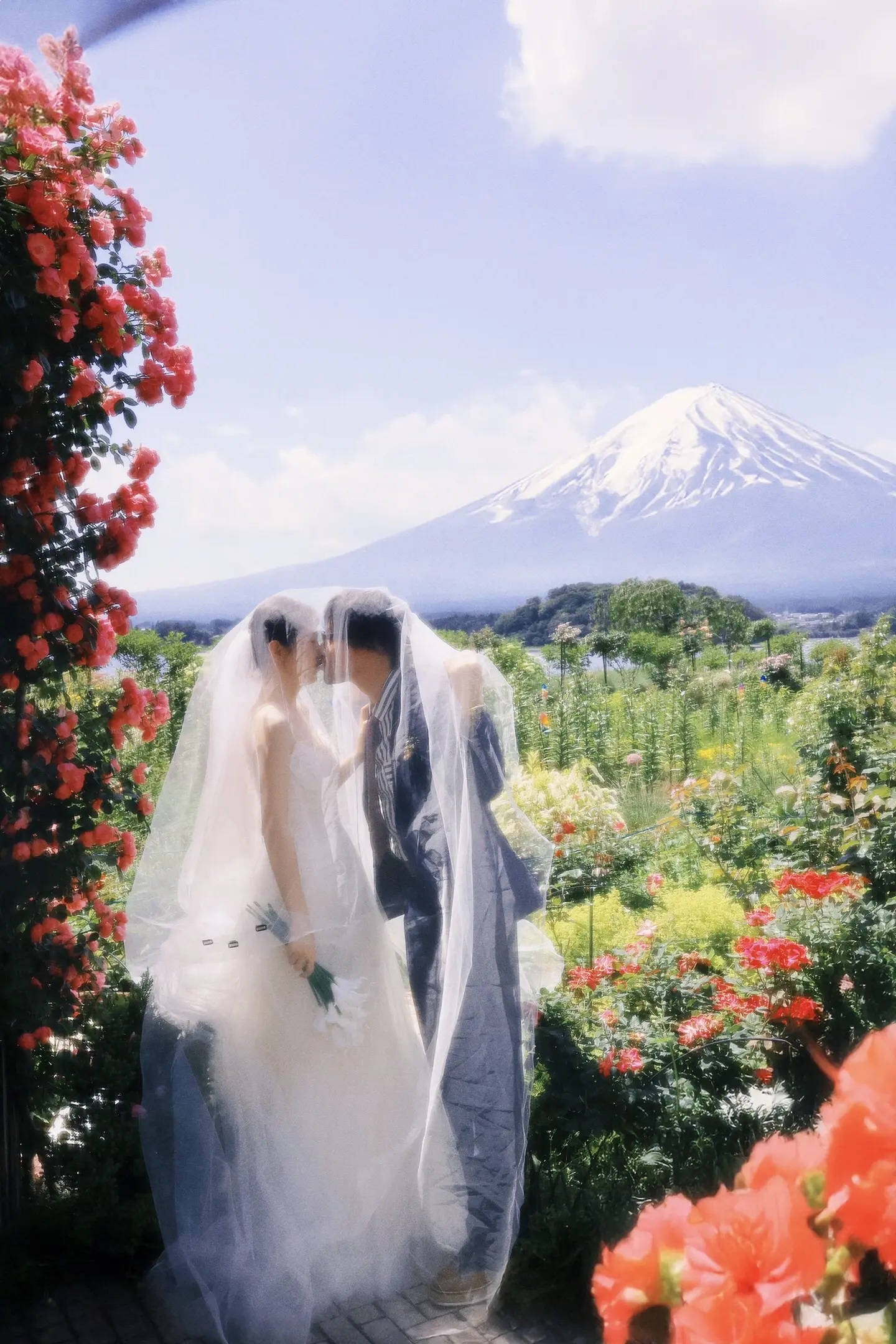 富士山花园中的夏季礼服婚纱照