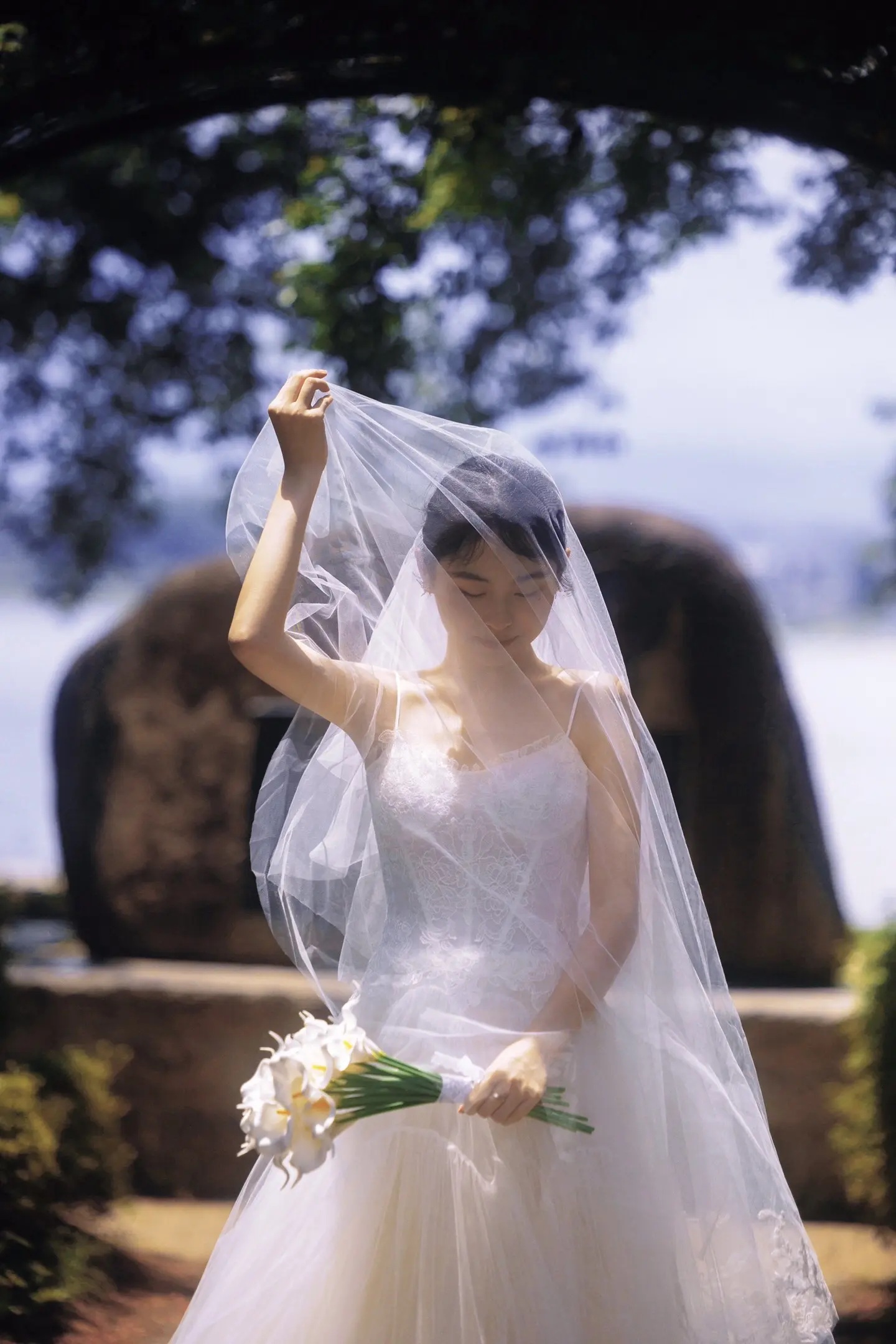 日本夏季婚纱旅拍的新娘头纱近景