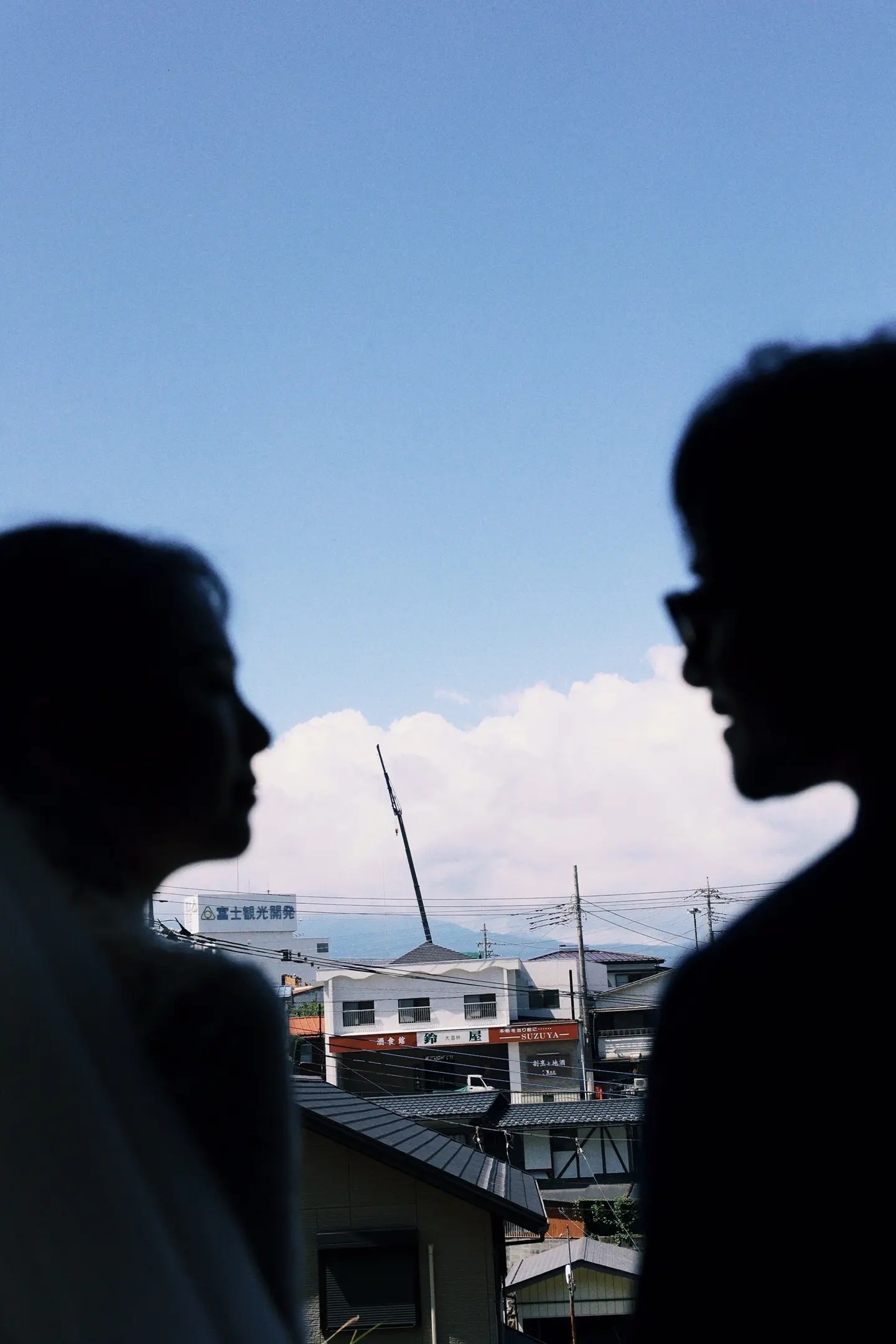 富士山天空下的情侣剪影写真