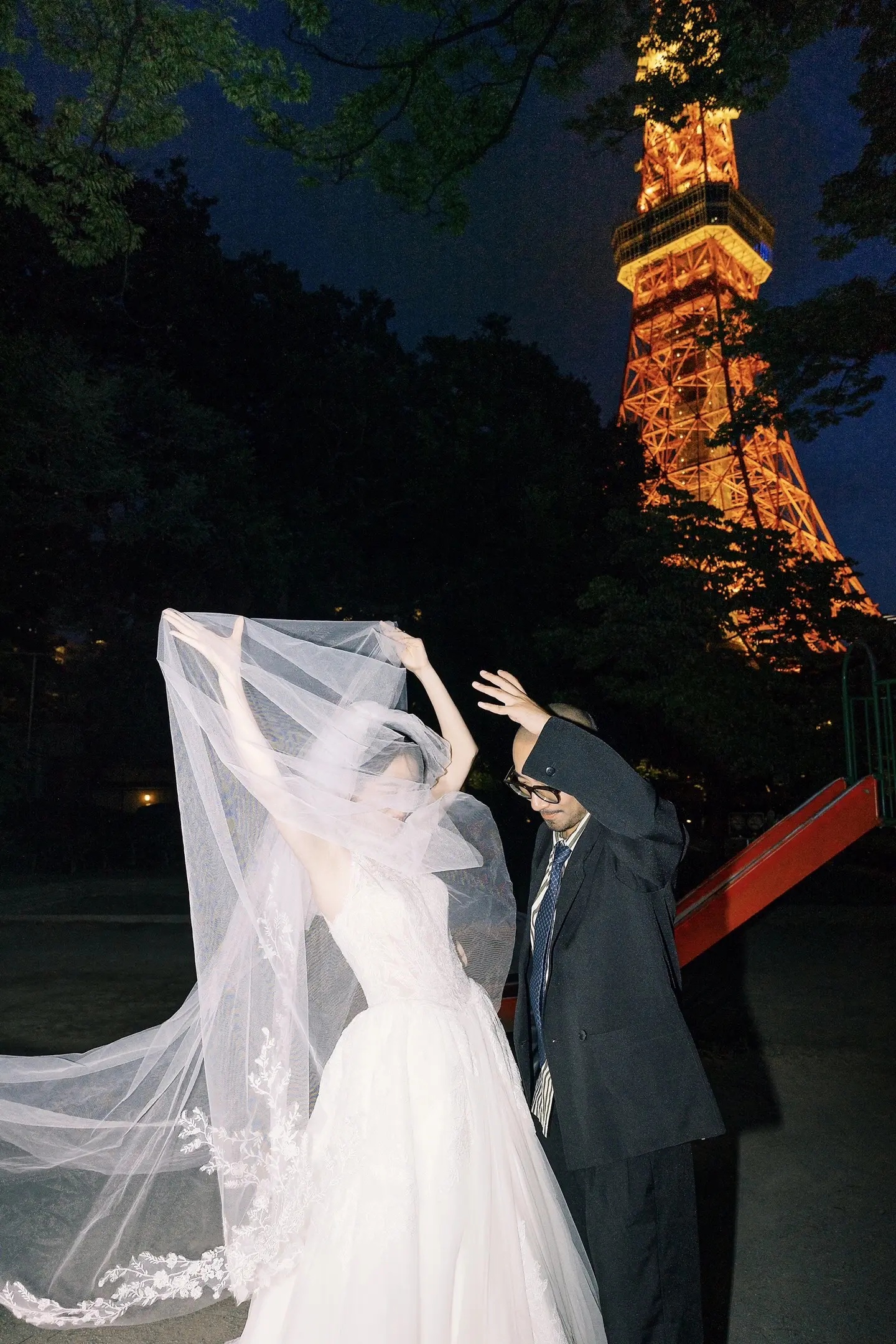 东京塔夜色中扬起头纱的婚纱旅拍