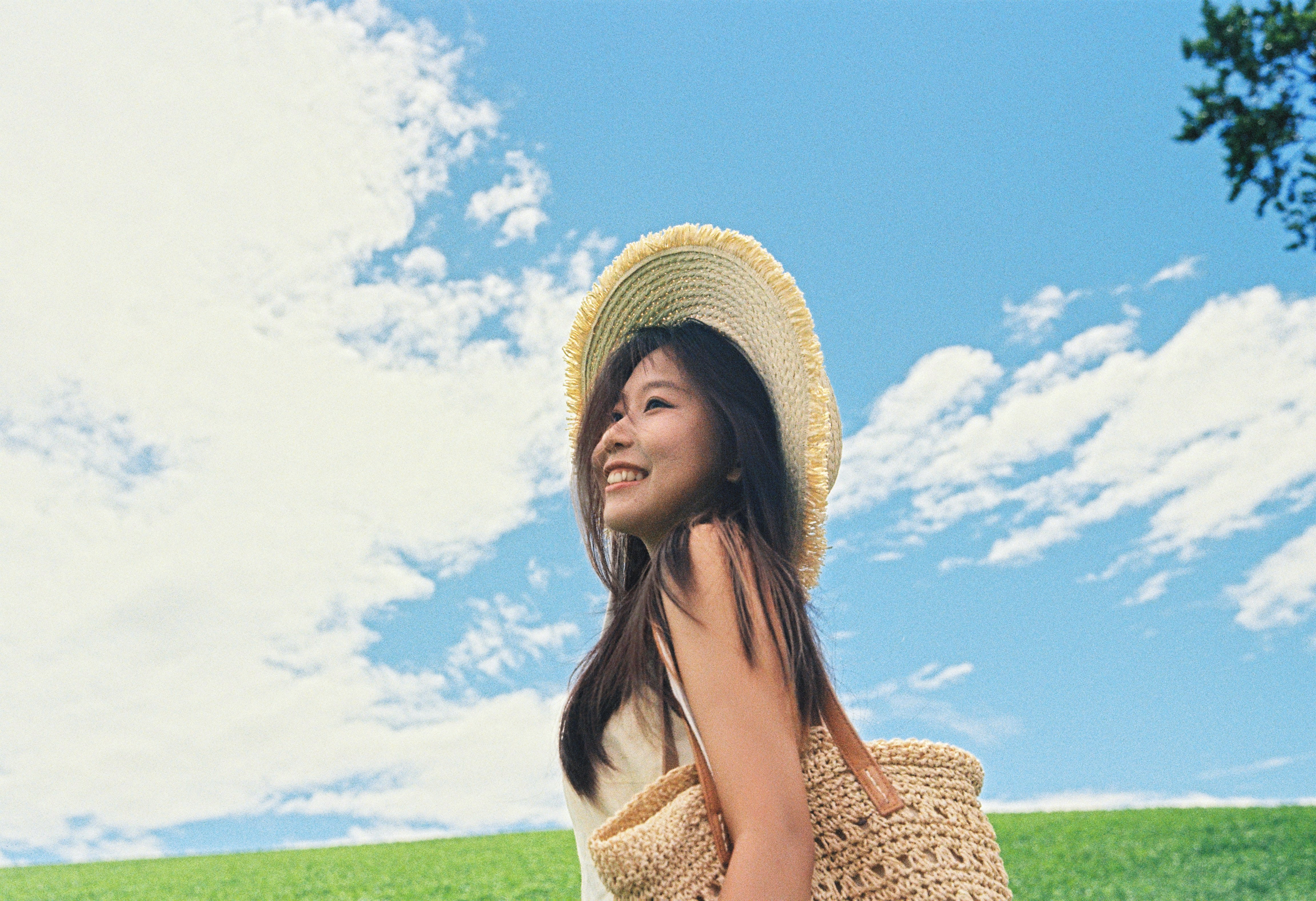 美瑛草帽女生的夏日人像