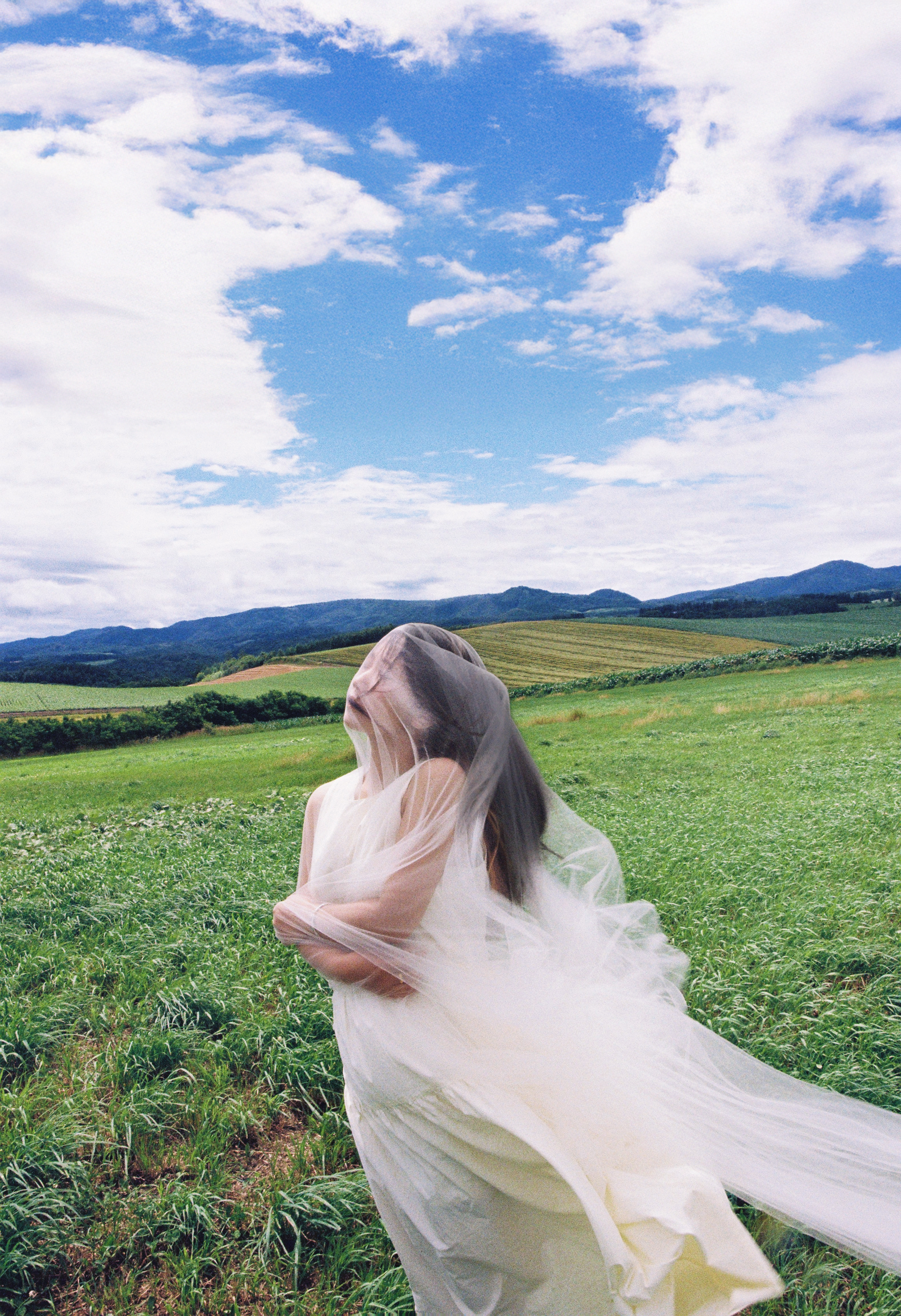 富良野草坡风中白裙女生写真