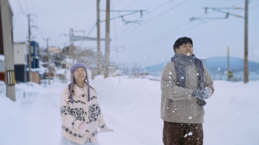 北海道雪地里一起玩雪的情侣真实客片
