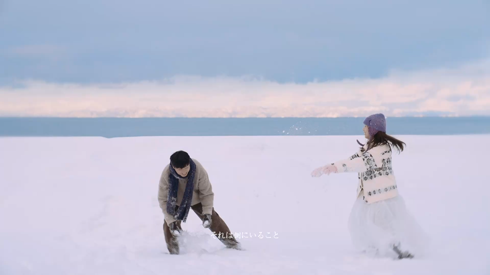 北海道雪原与远山前的情侣婚前影像