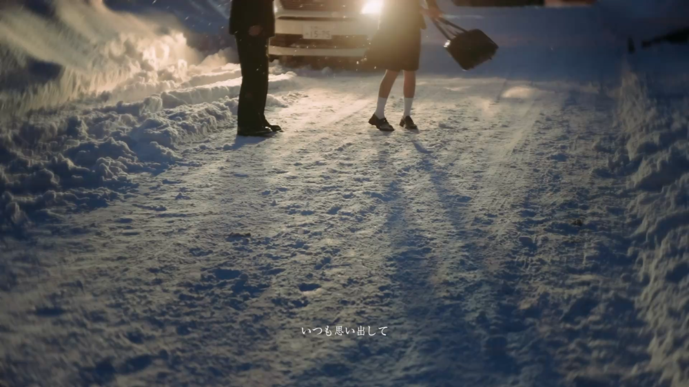 小樽雪路逆光里的情侣电影静帧