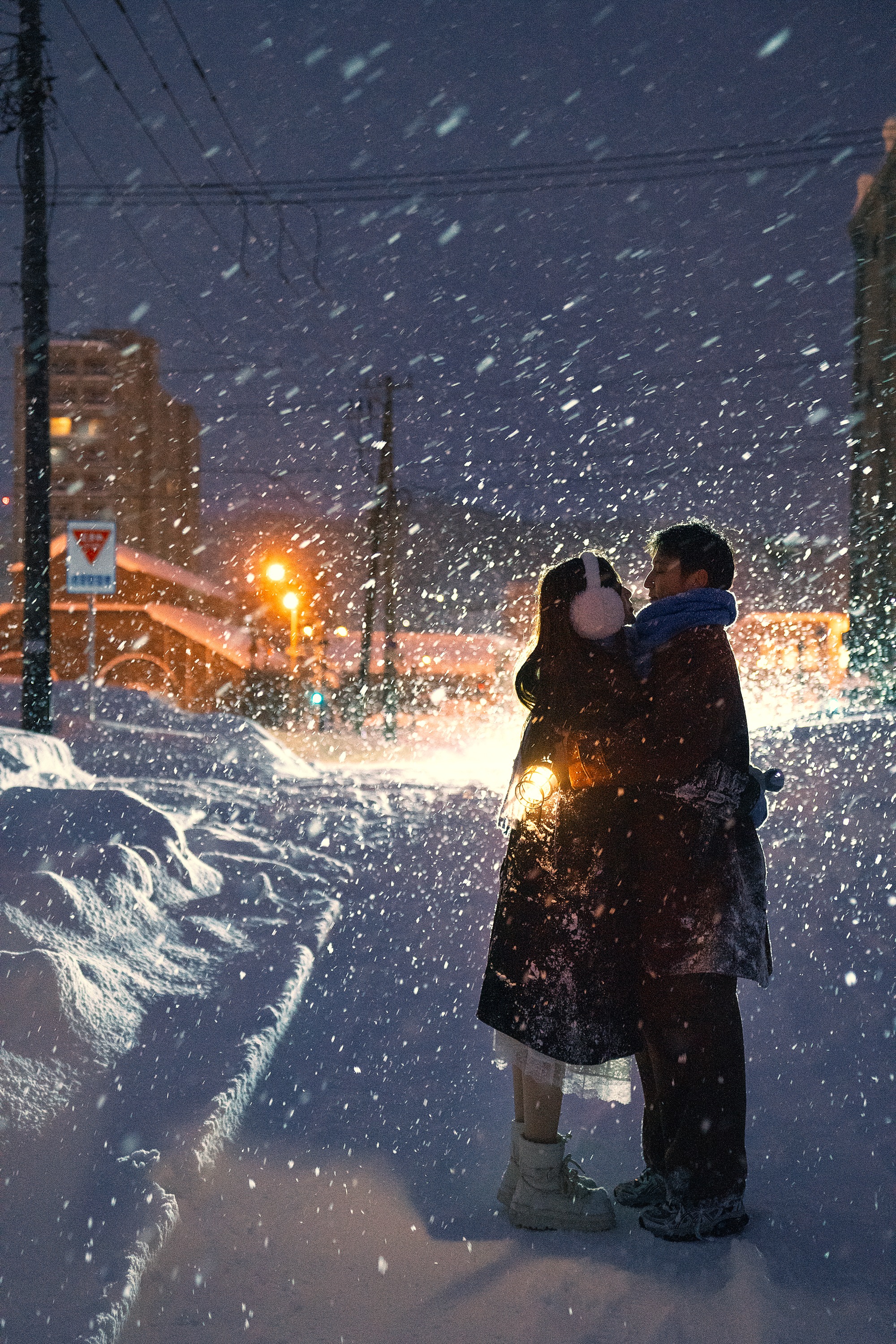 北海道小樽雪夜大雪中的恋人逆光拥抱