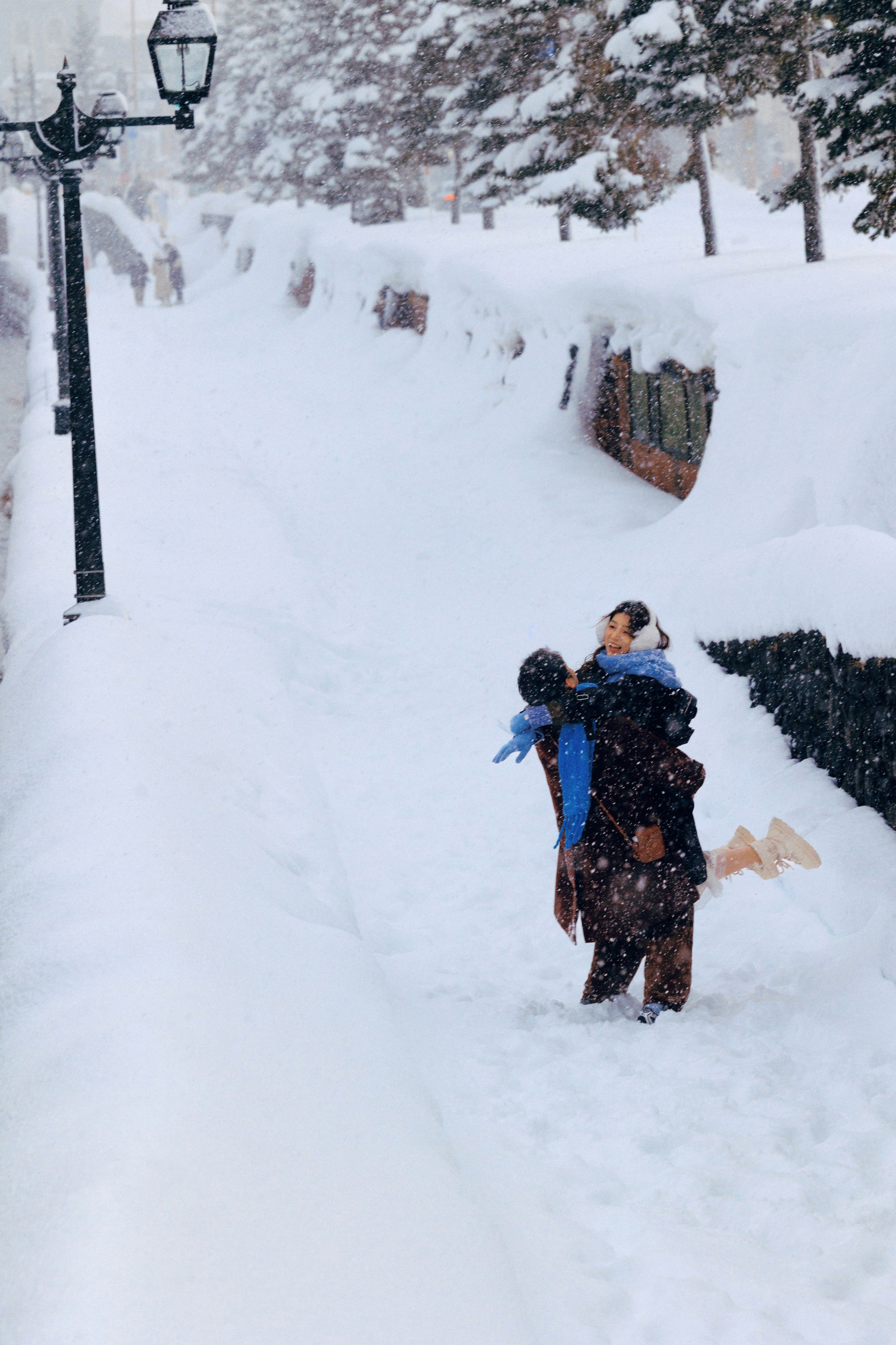 北海道冬日雪路上的情侣全身照