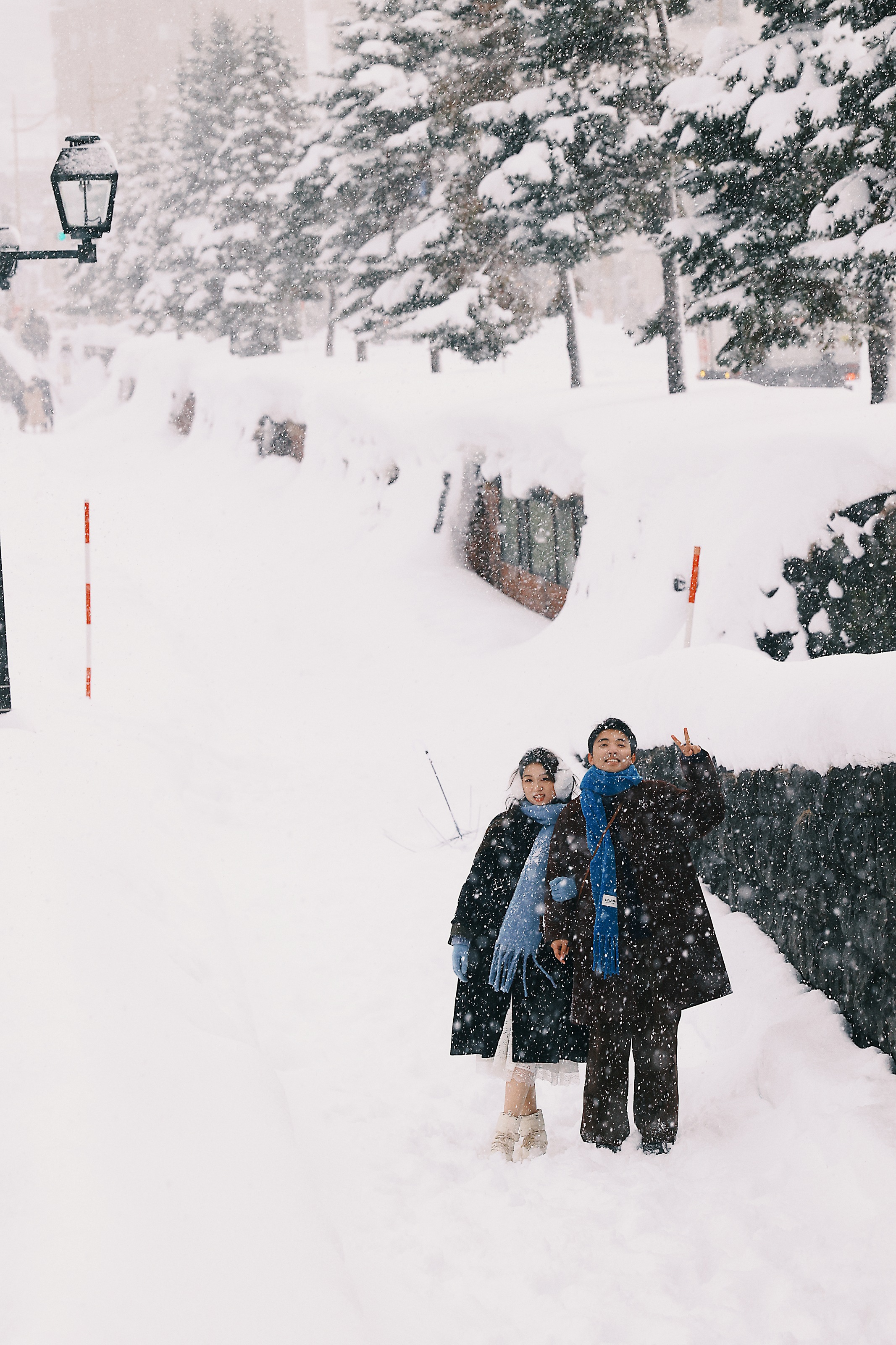 小樽雪岸边相互靠近的恋人