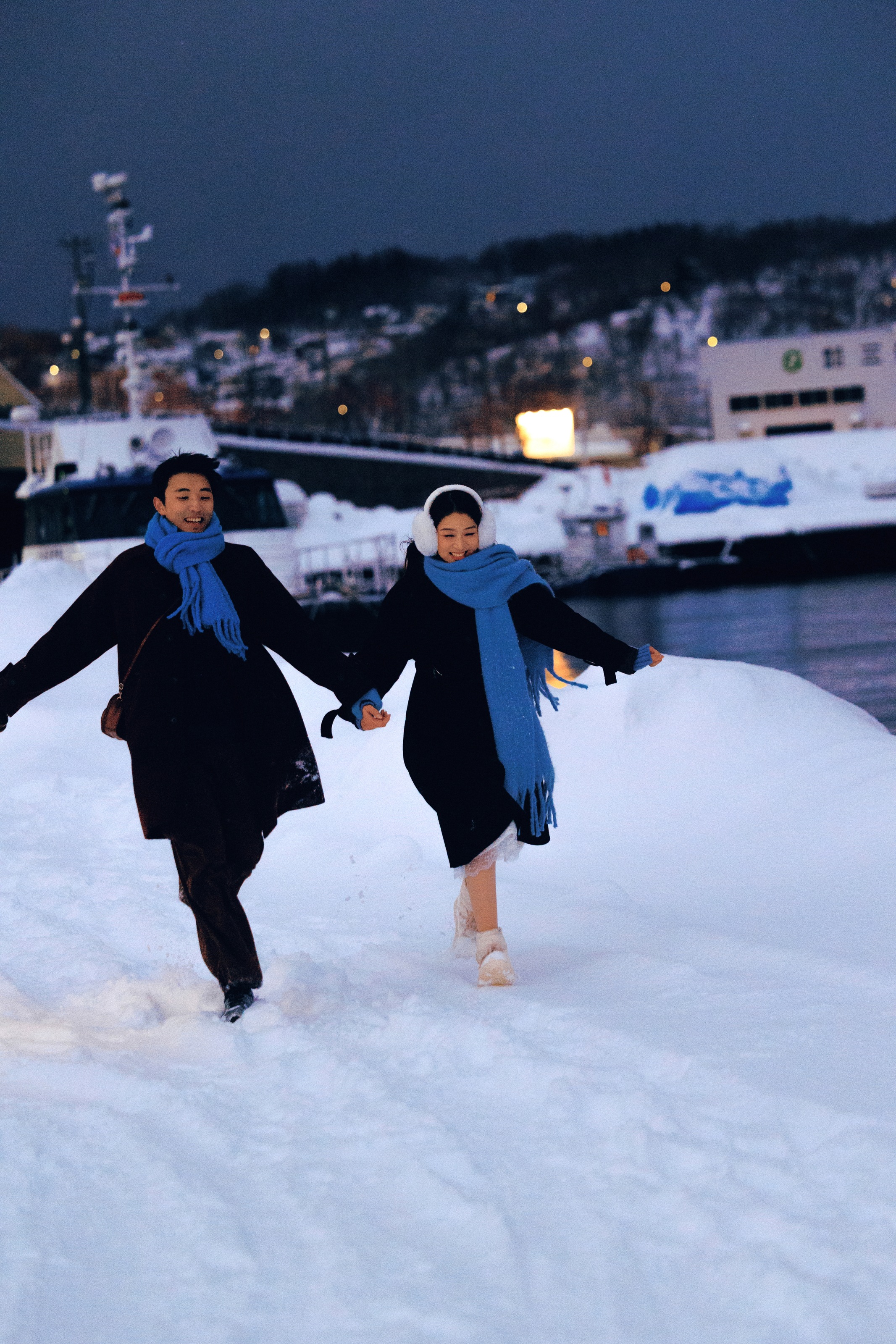 北海道白雪里牵手奔跑的情侣