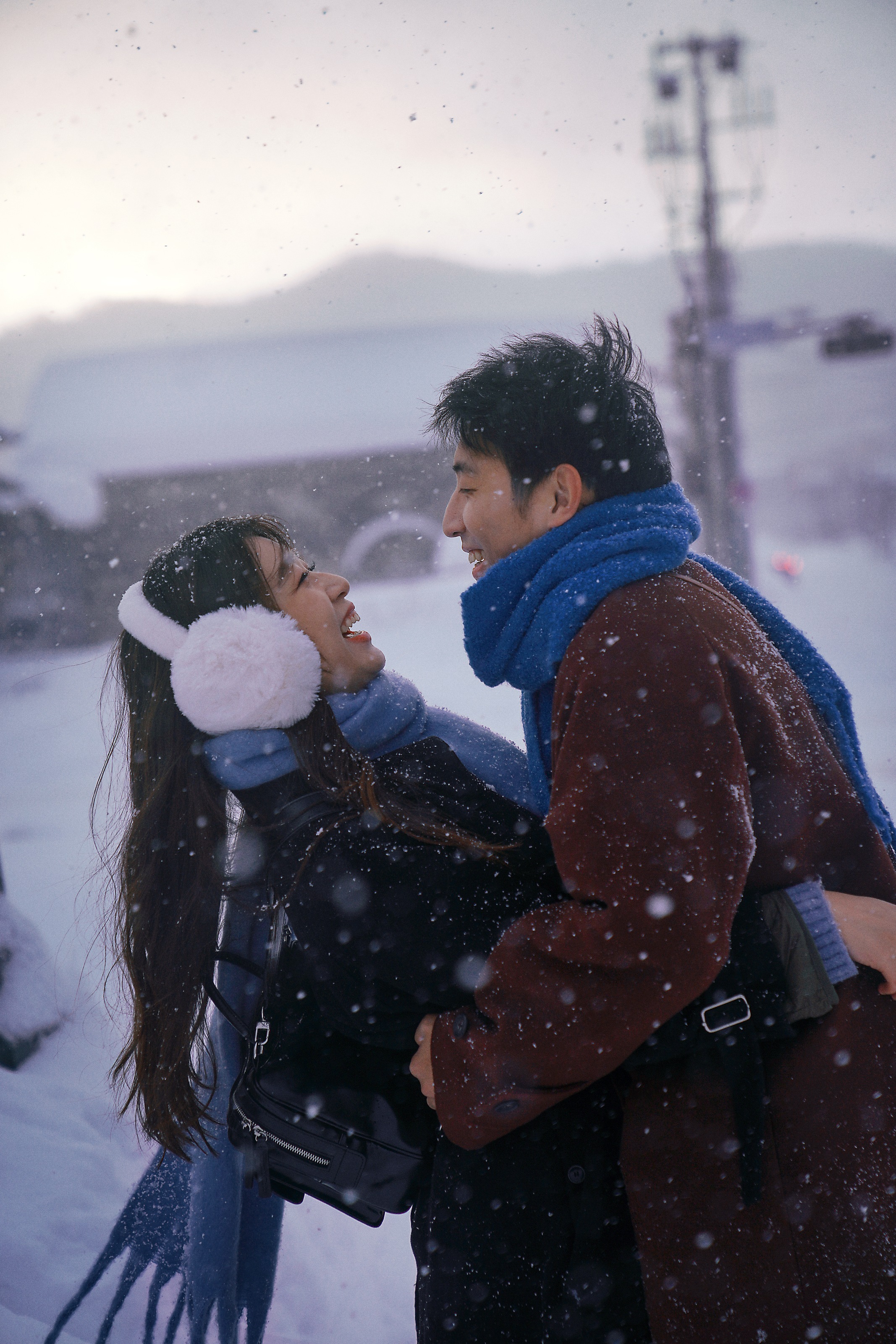 北海道雪天相互注视的情侣特写