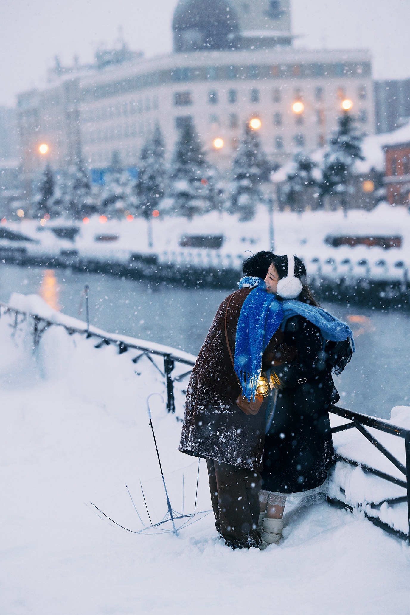小樽运河雪景中的恋人