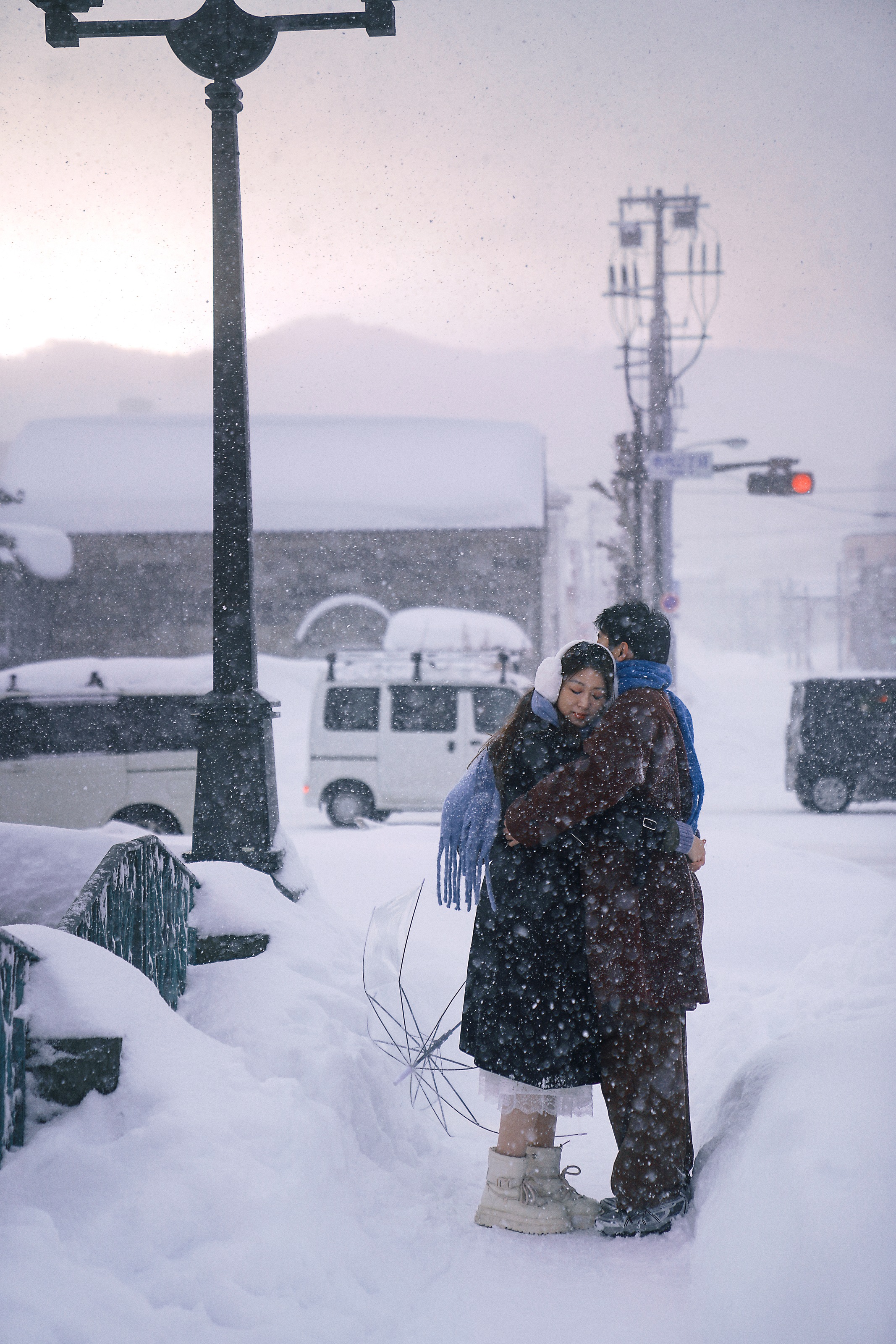 北海道蓝调雪夜共撑透明伞的情侣