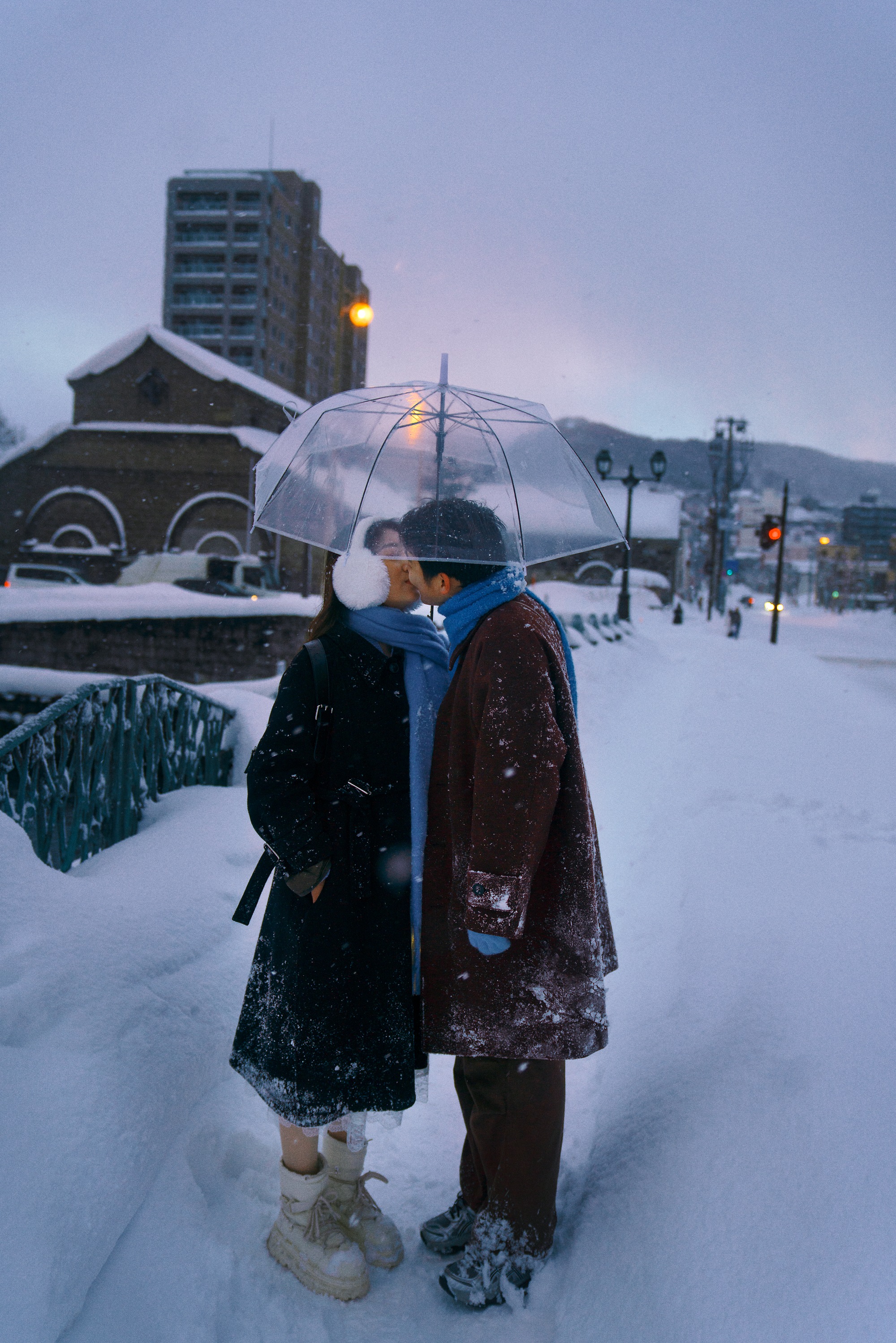 北海道冬季运河旁的恋人拥抱