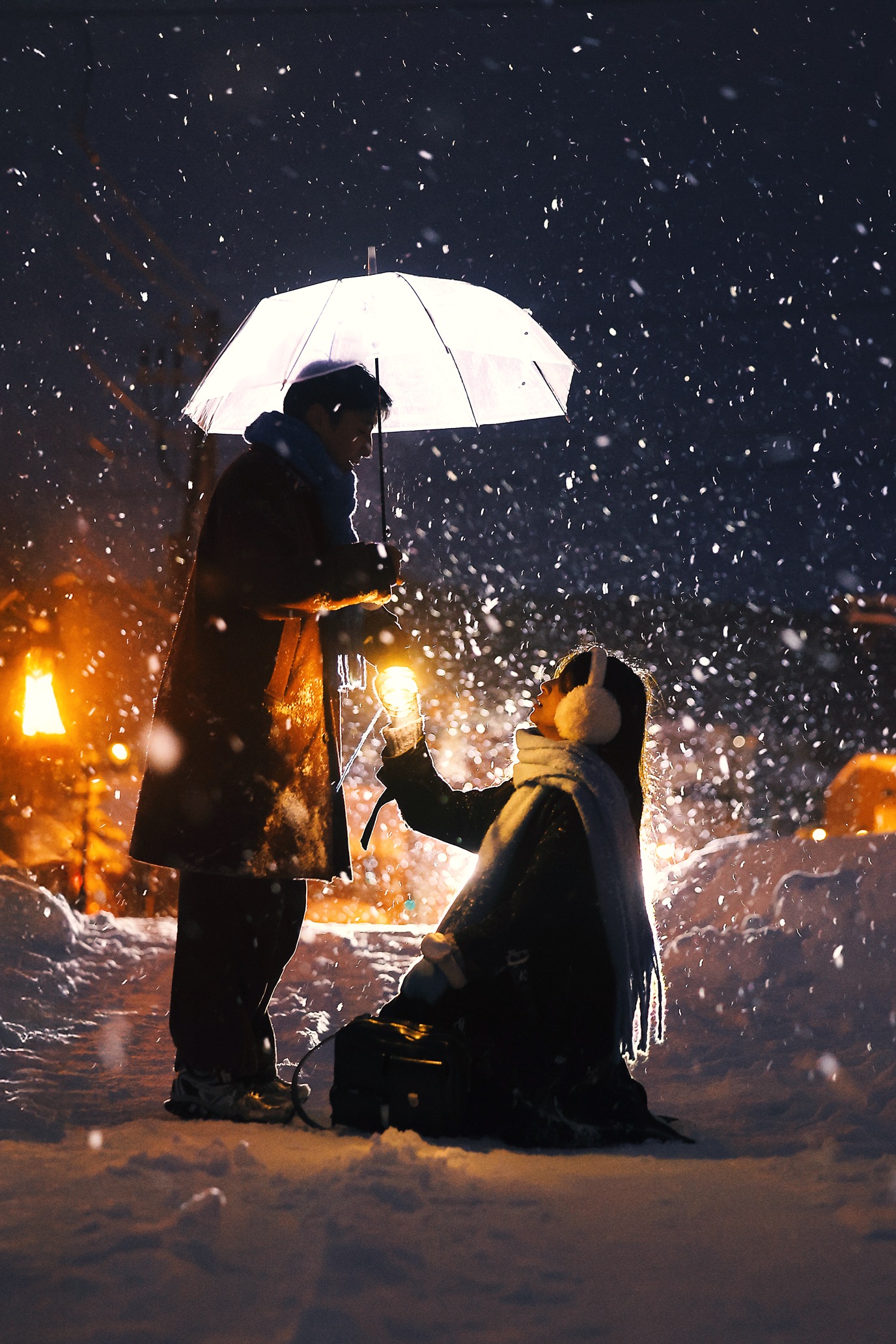 大雪逆光中手持灯笼的情侣