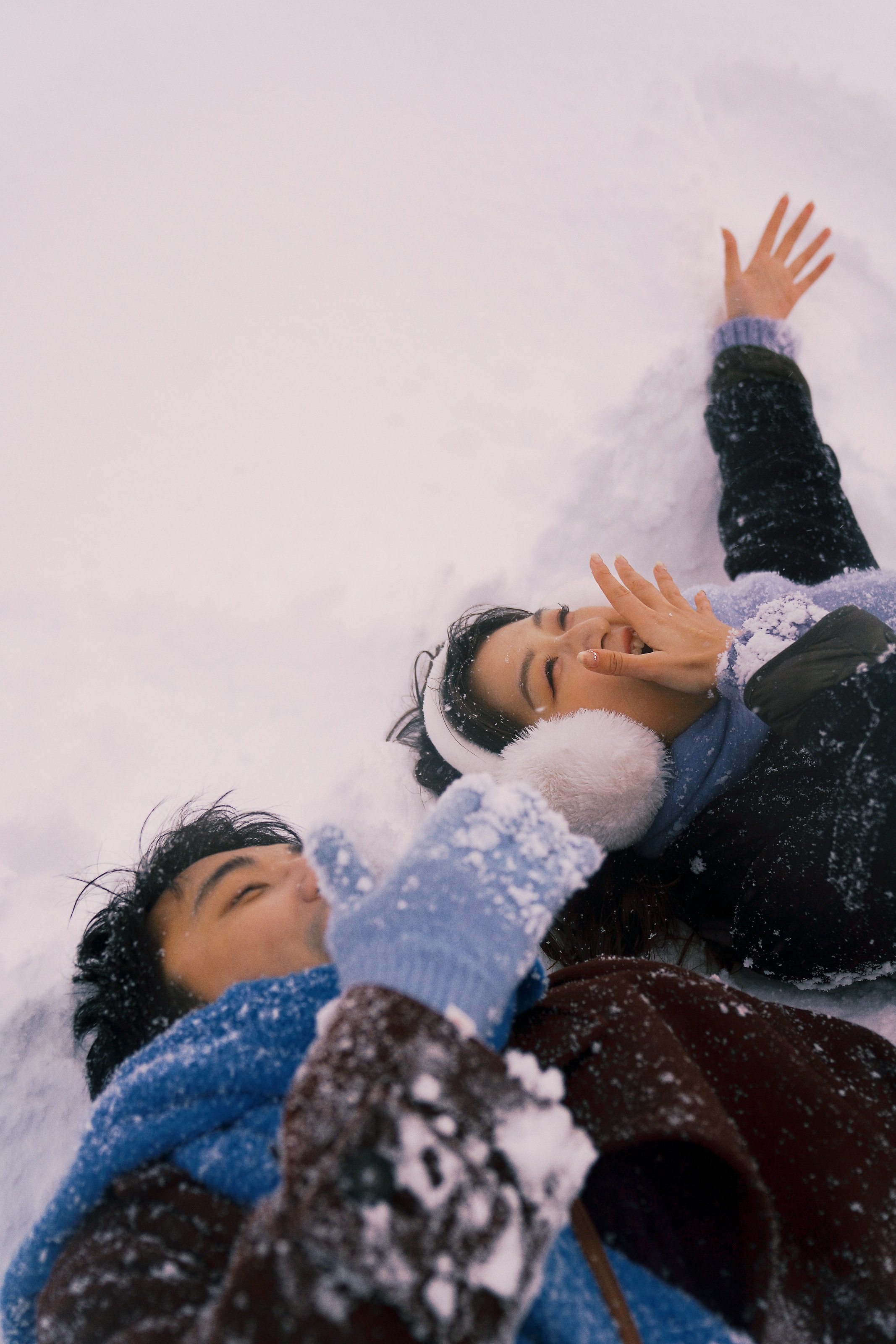 北海道雪地俯拍中的恋人