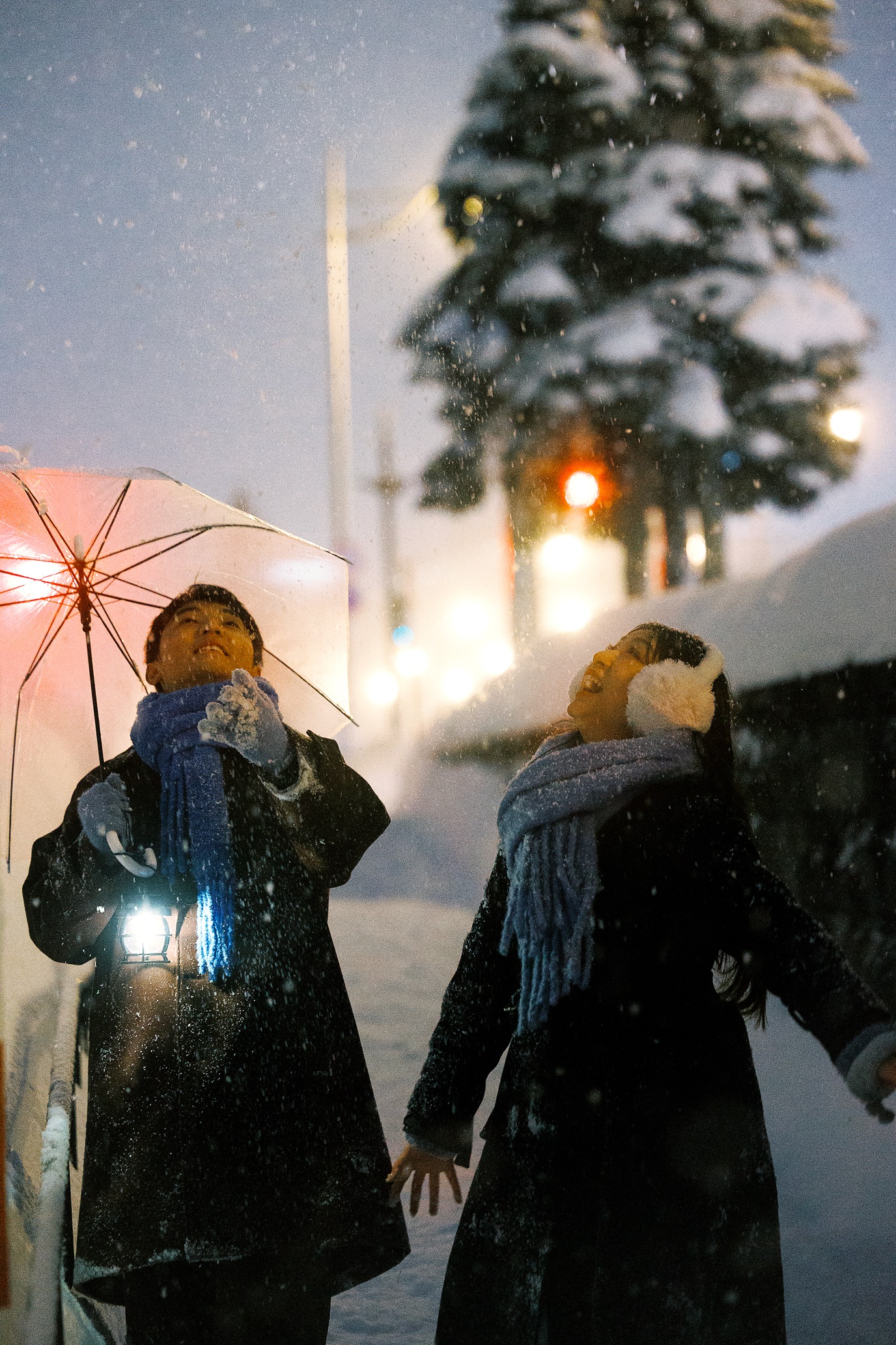 北海道雪夜单膝求婚的恋人