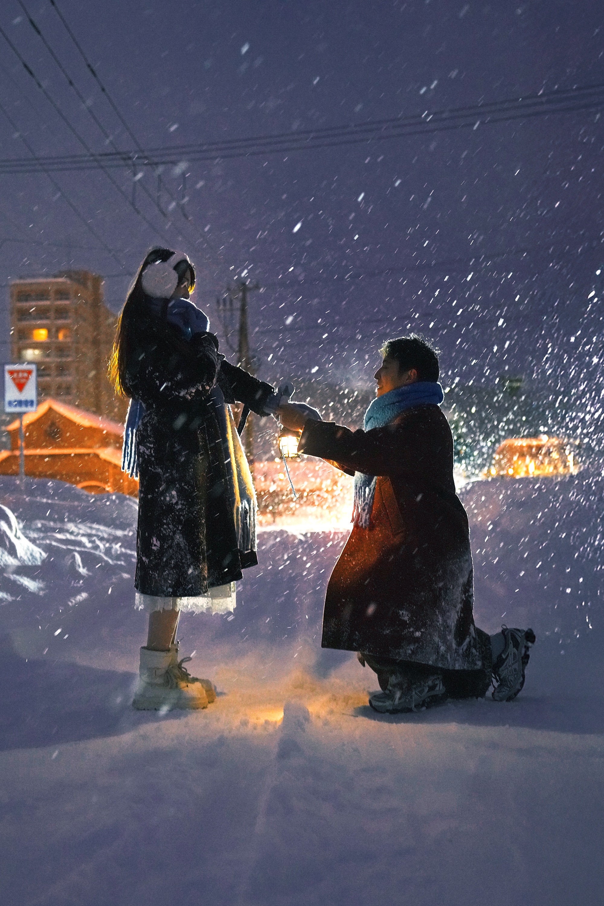 大雪与暖光中的小樽求婚瞬间