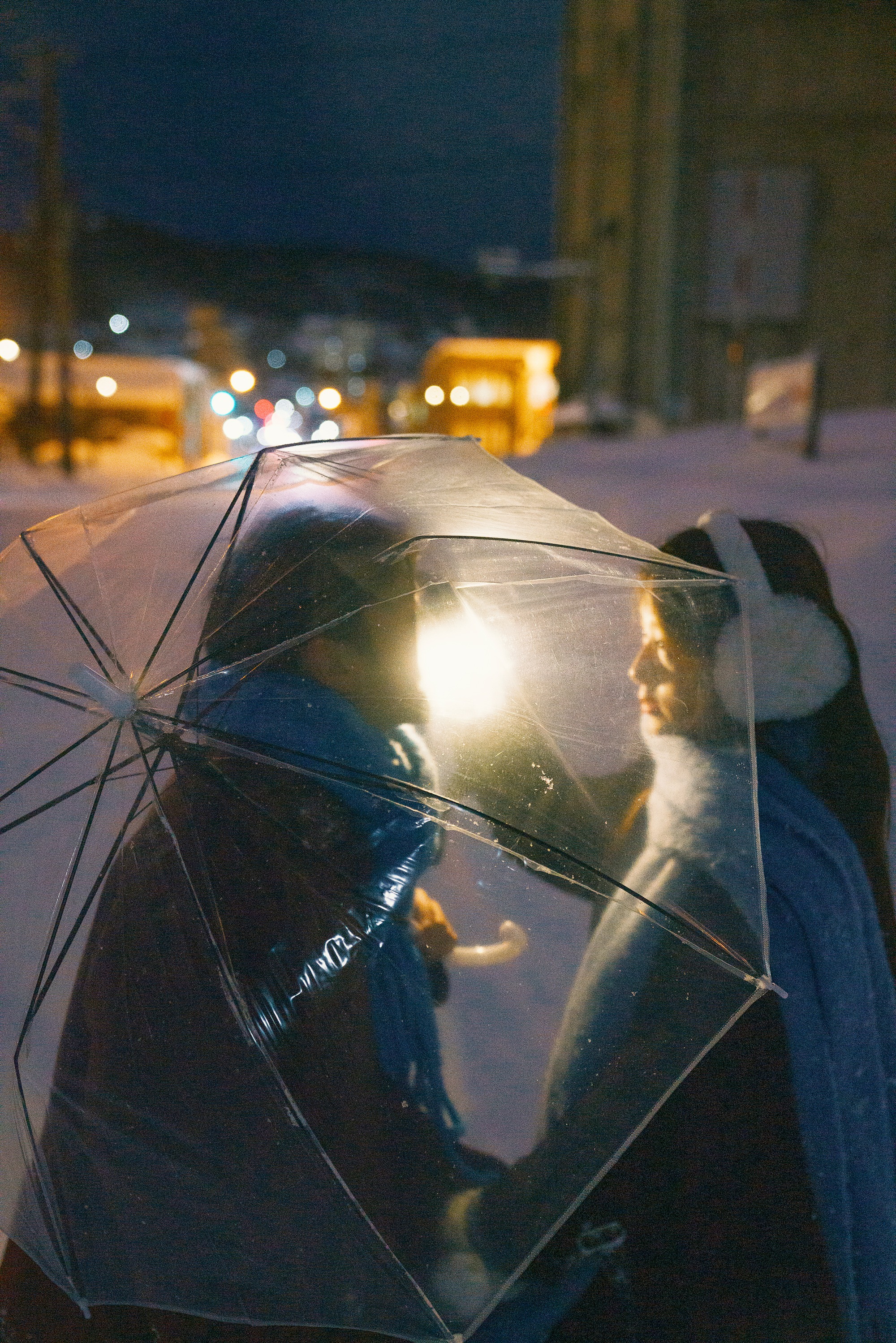 北海道雪夜求婚后的相互注视