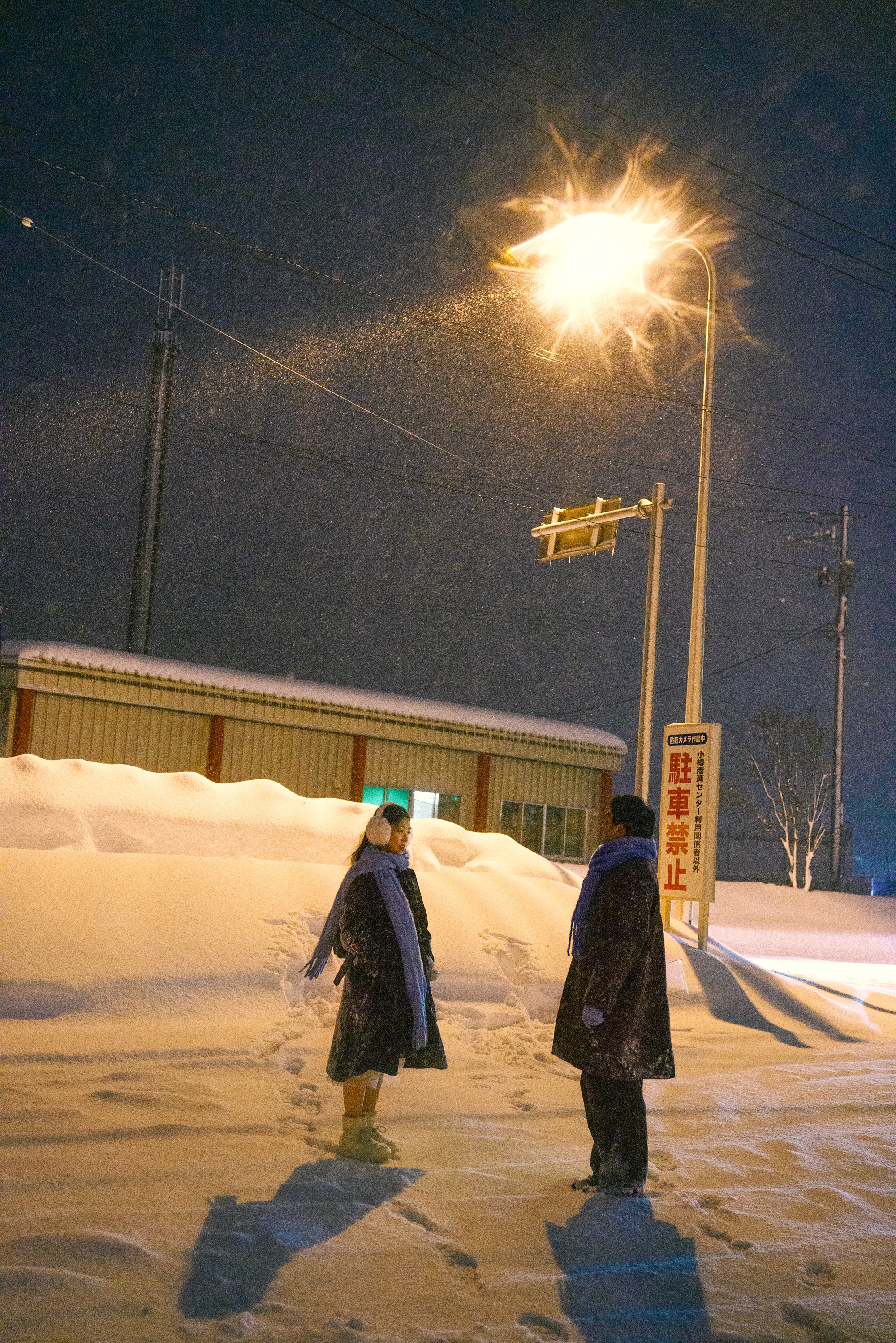小樽暖灯雪路上的恋人远景