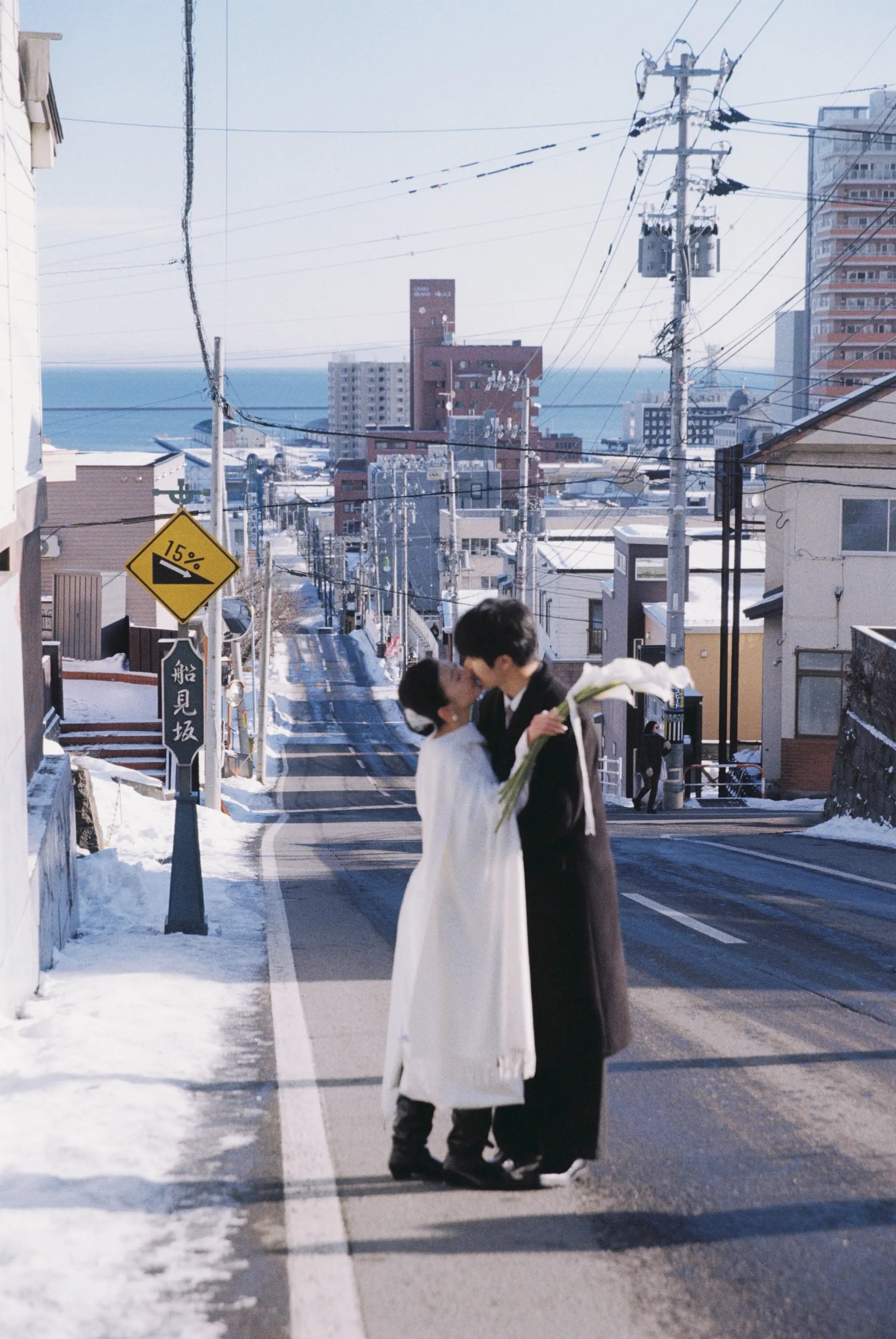 小樽雪坡街道上的恋人，北海道婚纱照开场