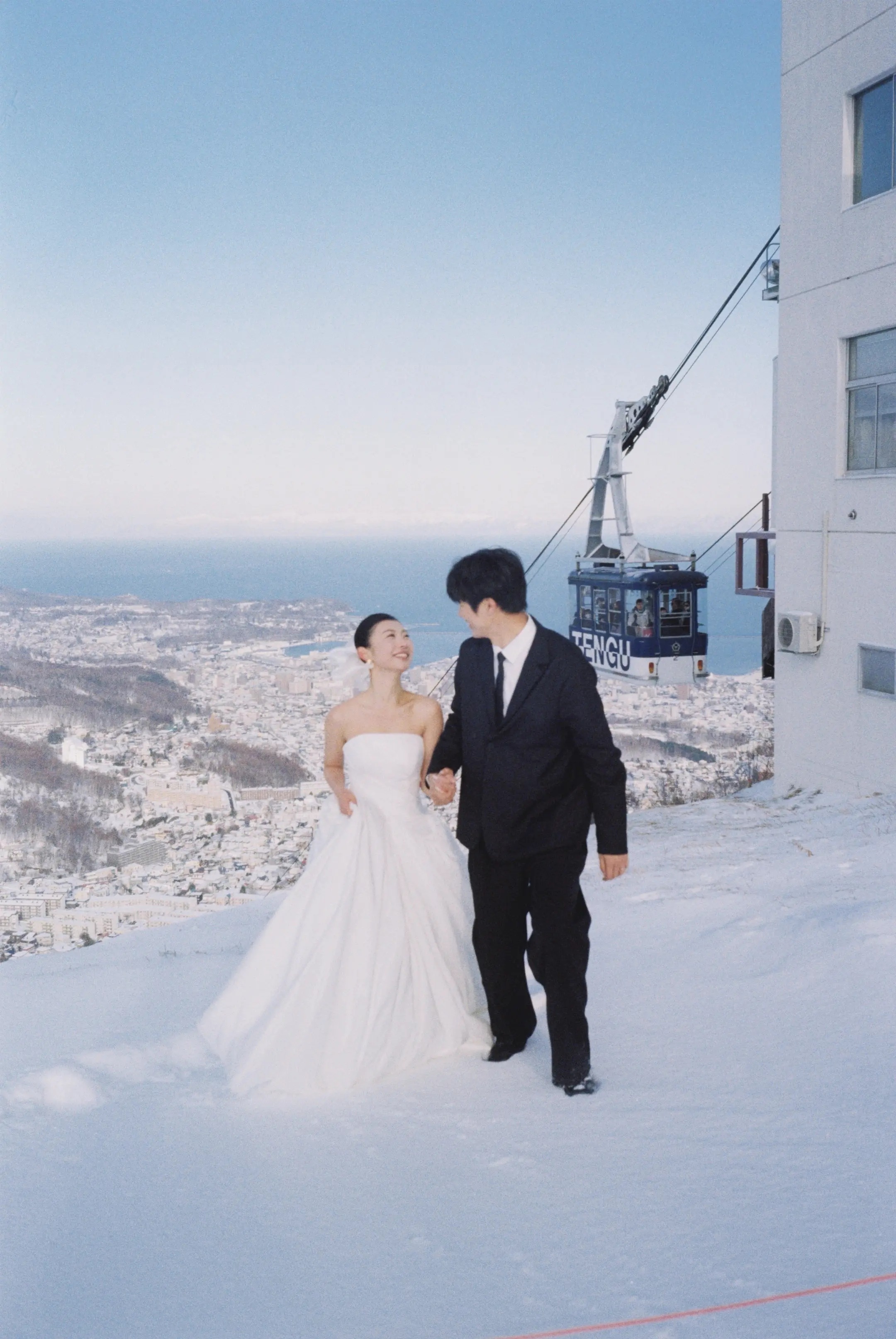 北海道雪山远景里的冬季婚纱旅拍