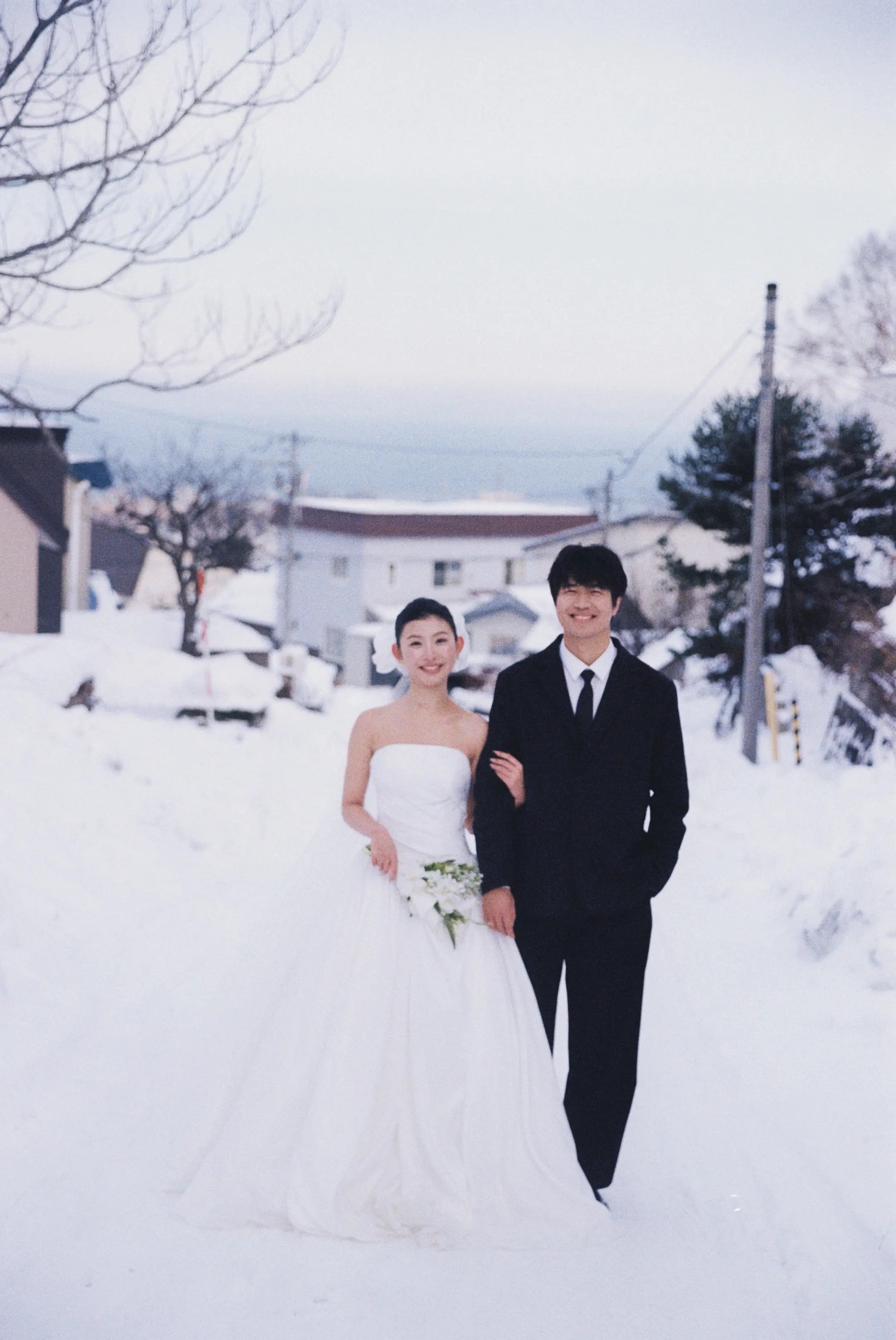 小樽雪中街道上的婚纱照