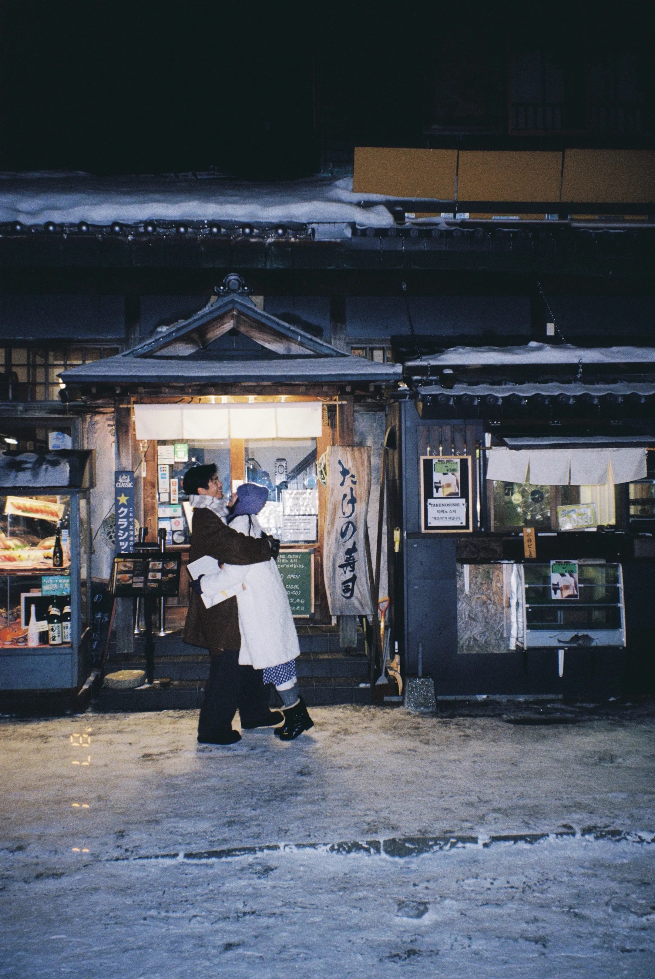北海道夜晚店铺前的情侣旅拍