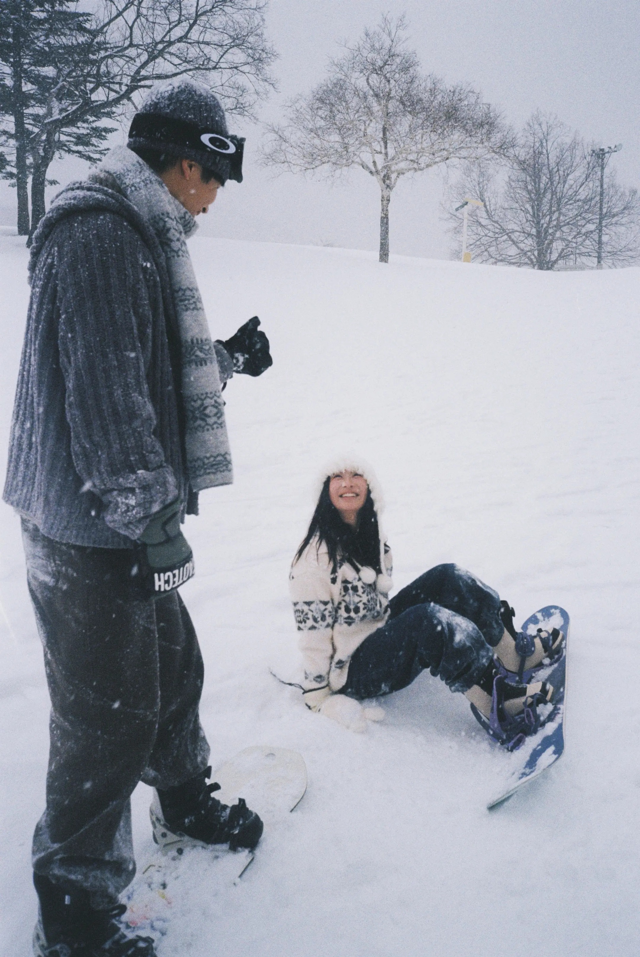 雪地里轻松互动的日本婚纱旅拍