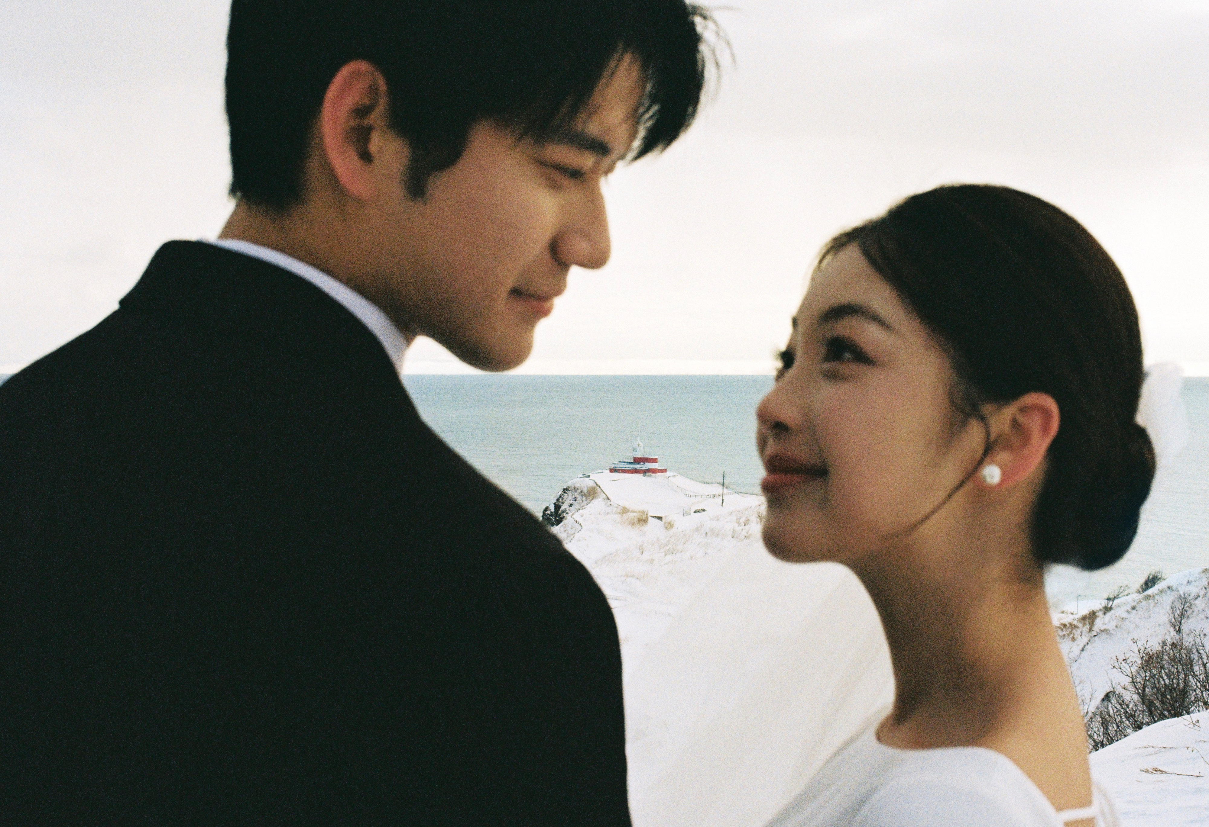 小樽冬季婚纱照恋人近景
