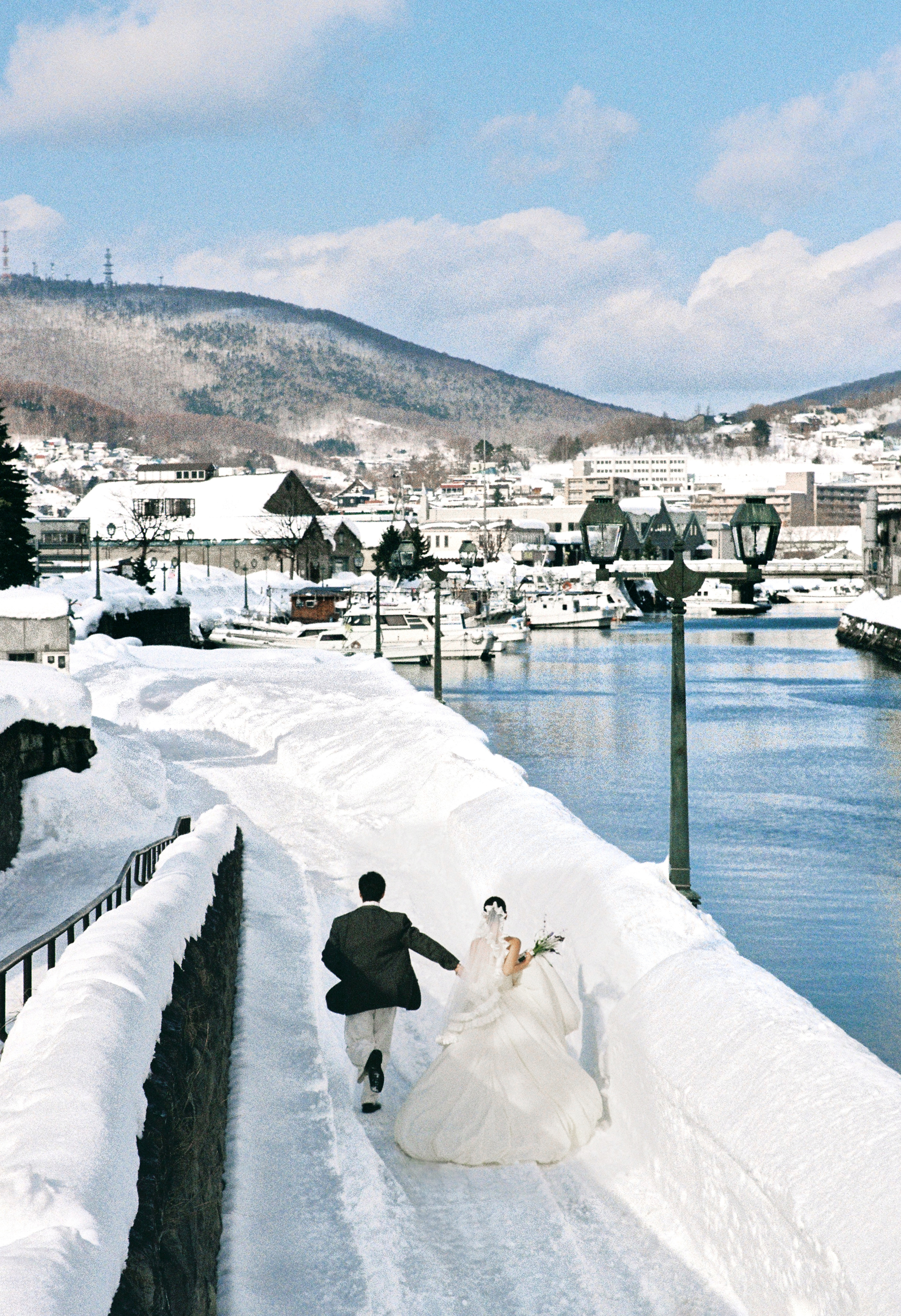 小樽运河雪路奔跑的婚纱照