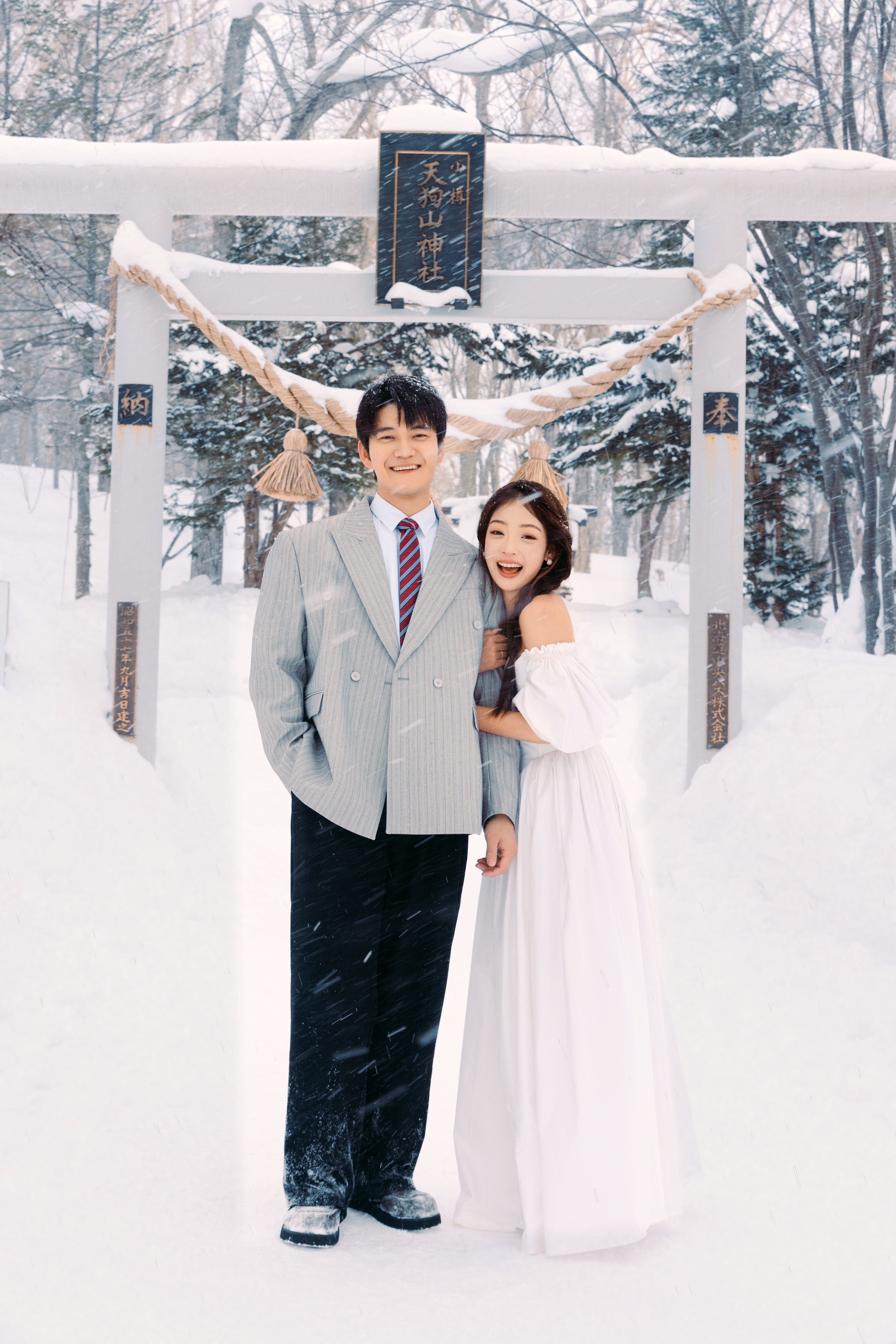 北海道雪中神社婚纱情侣合影
