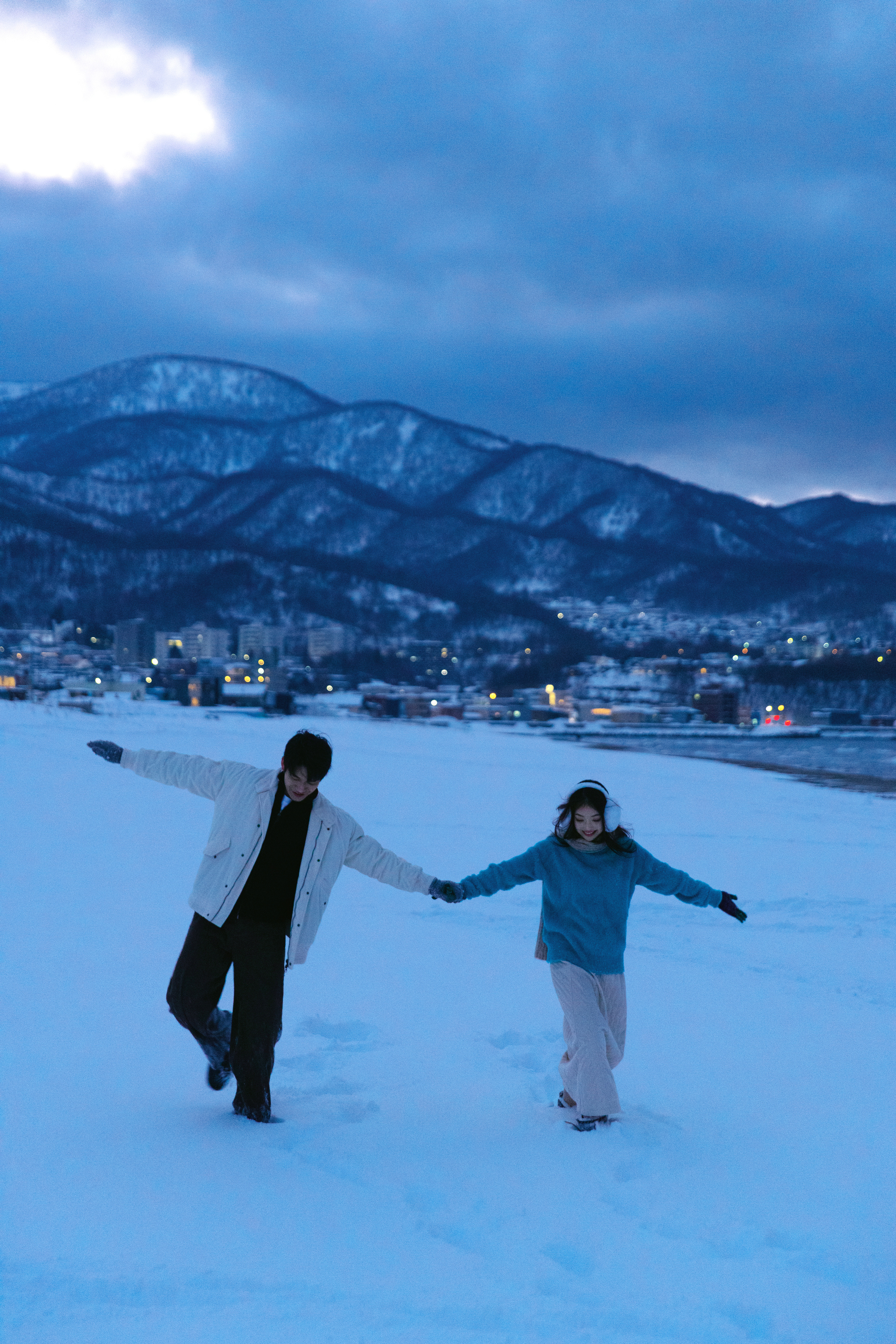 小樽蓝调雪地奔跑的情侣写真