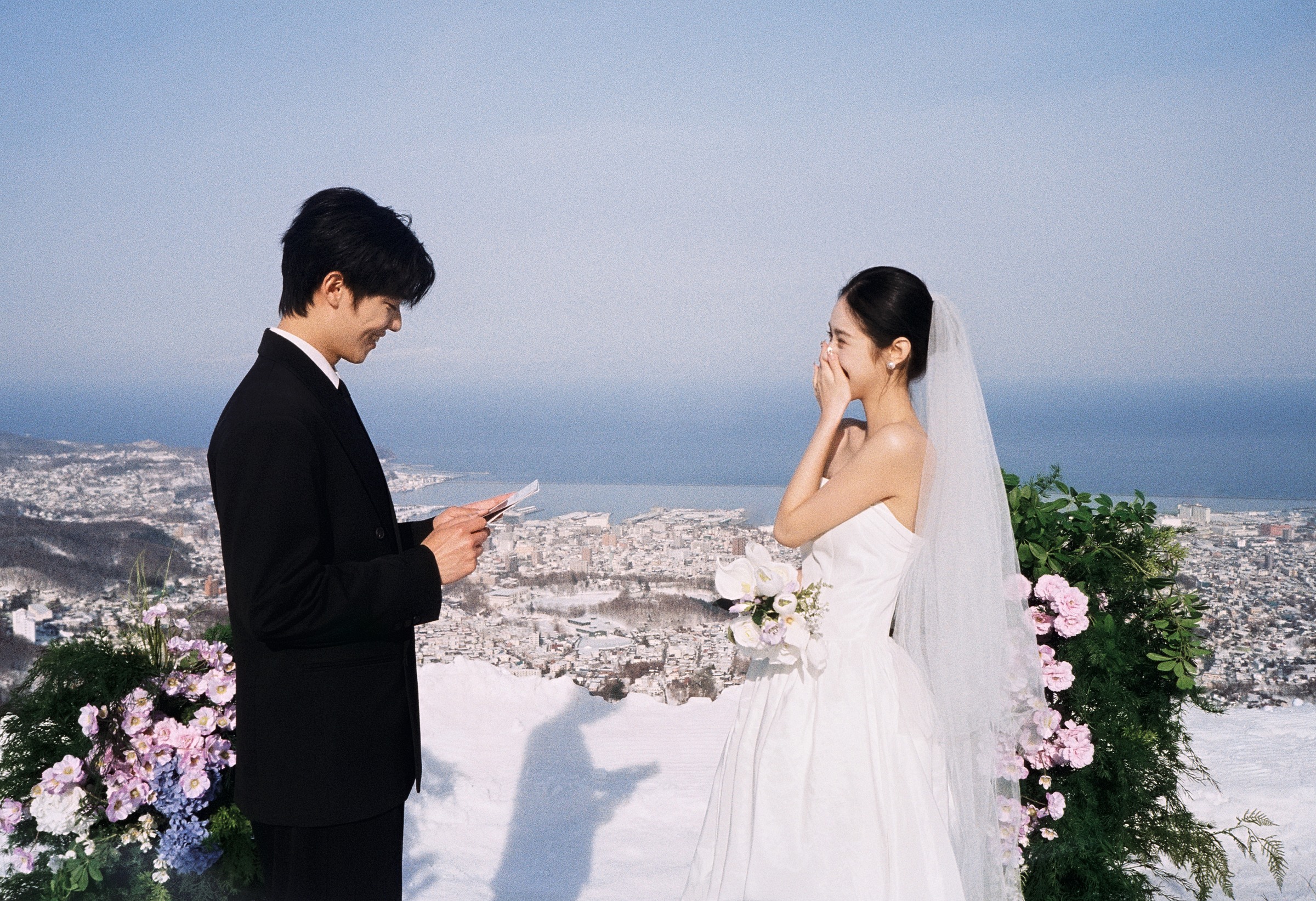 北海道城市雪景上举行两人婚礼的恋人