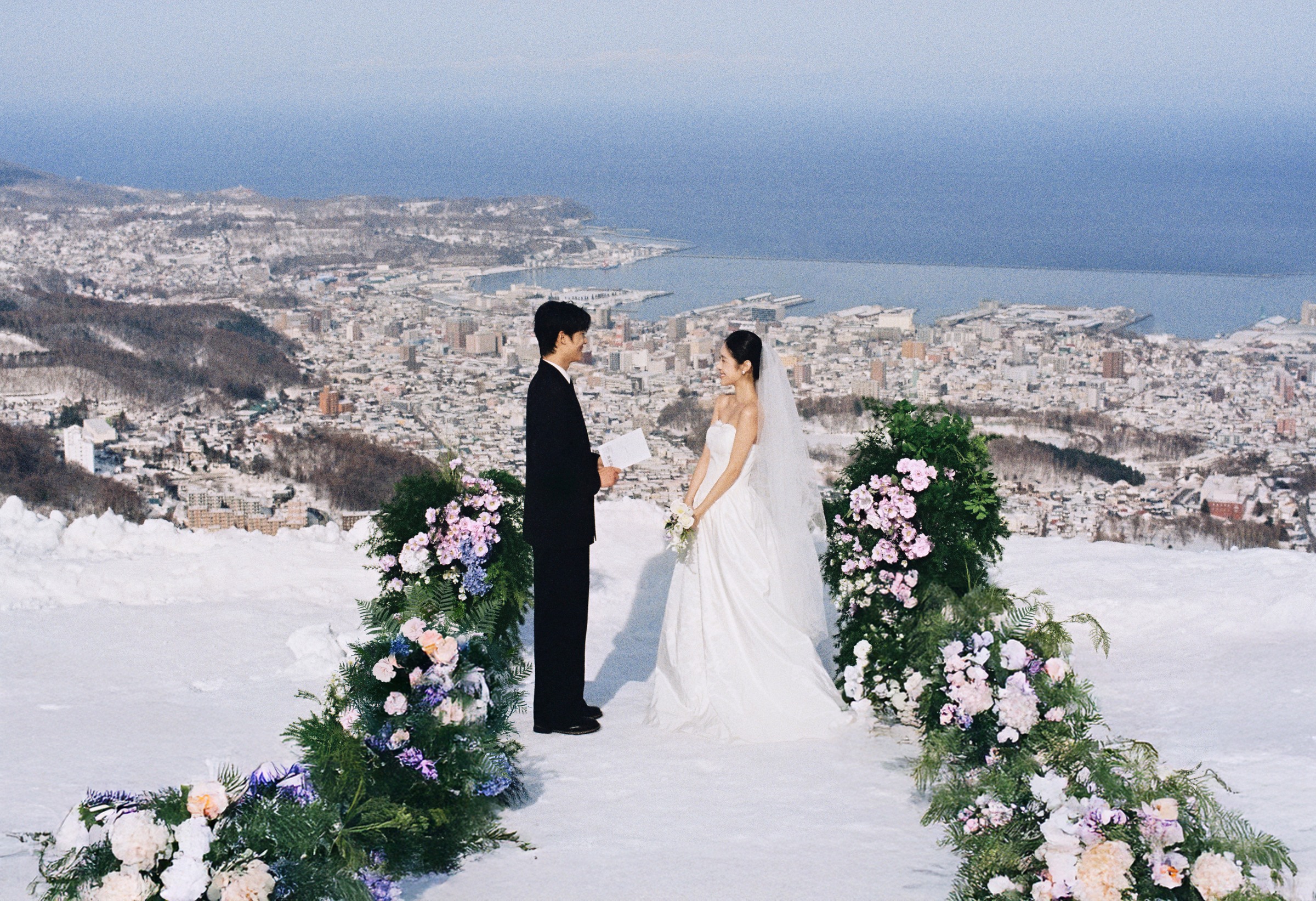 北海道婚纱照城市远景与雪地花艺仪式