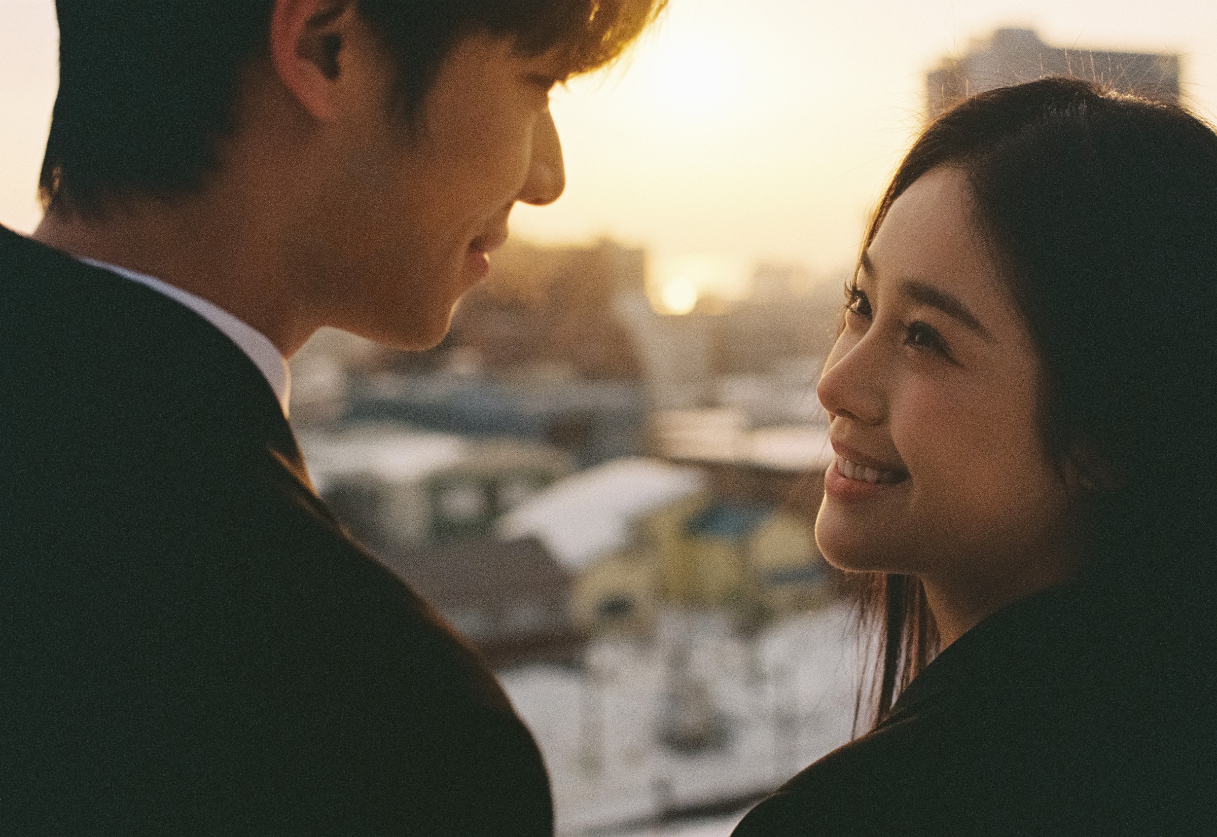 日本婚纱旅拍夕阳下相望的恋人近景