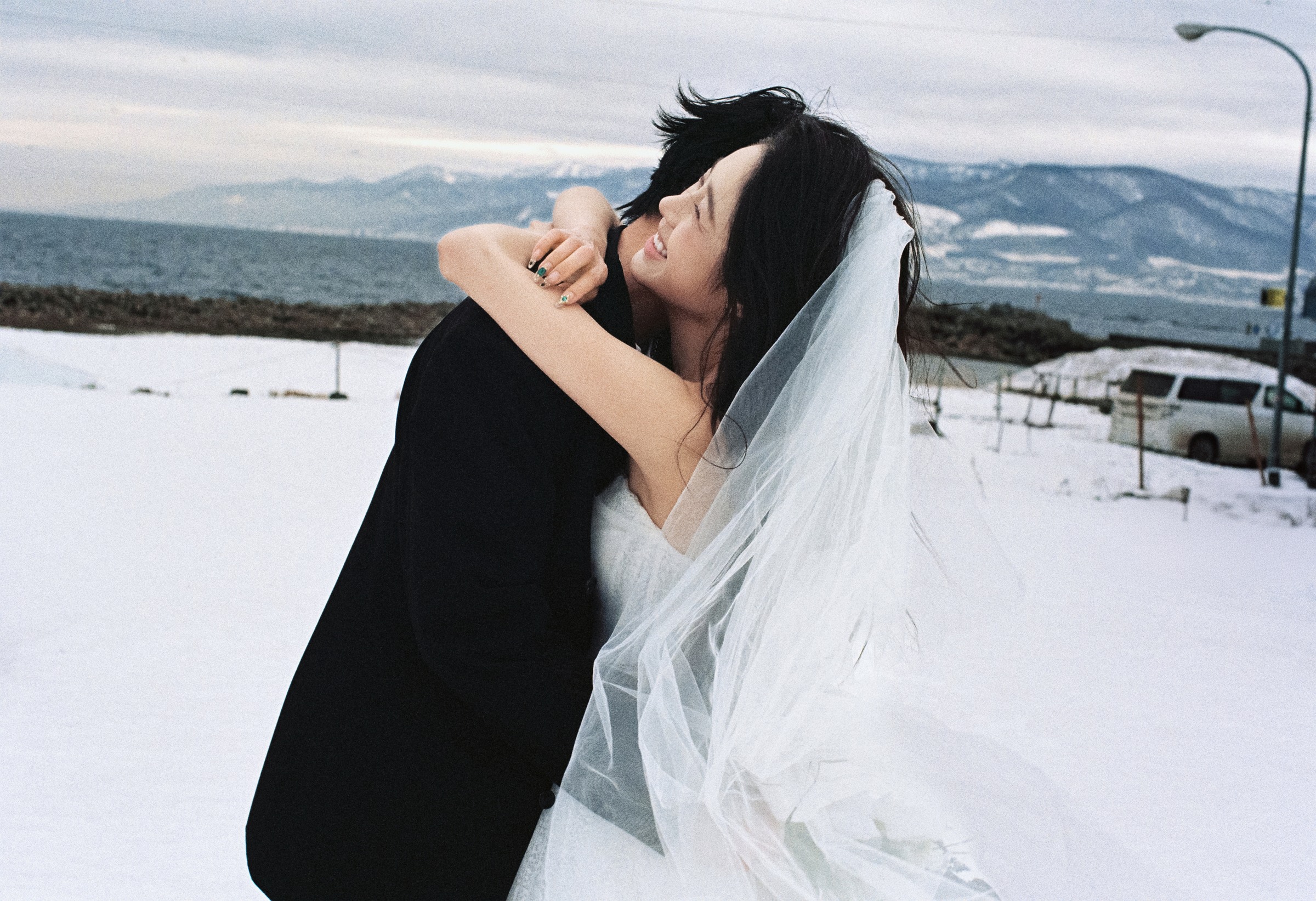 北海道雪地拥抱的恋人婚纱照