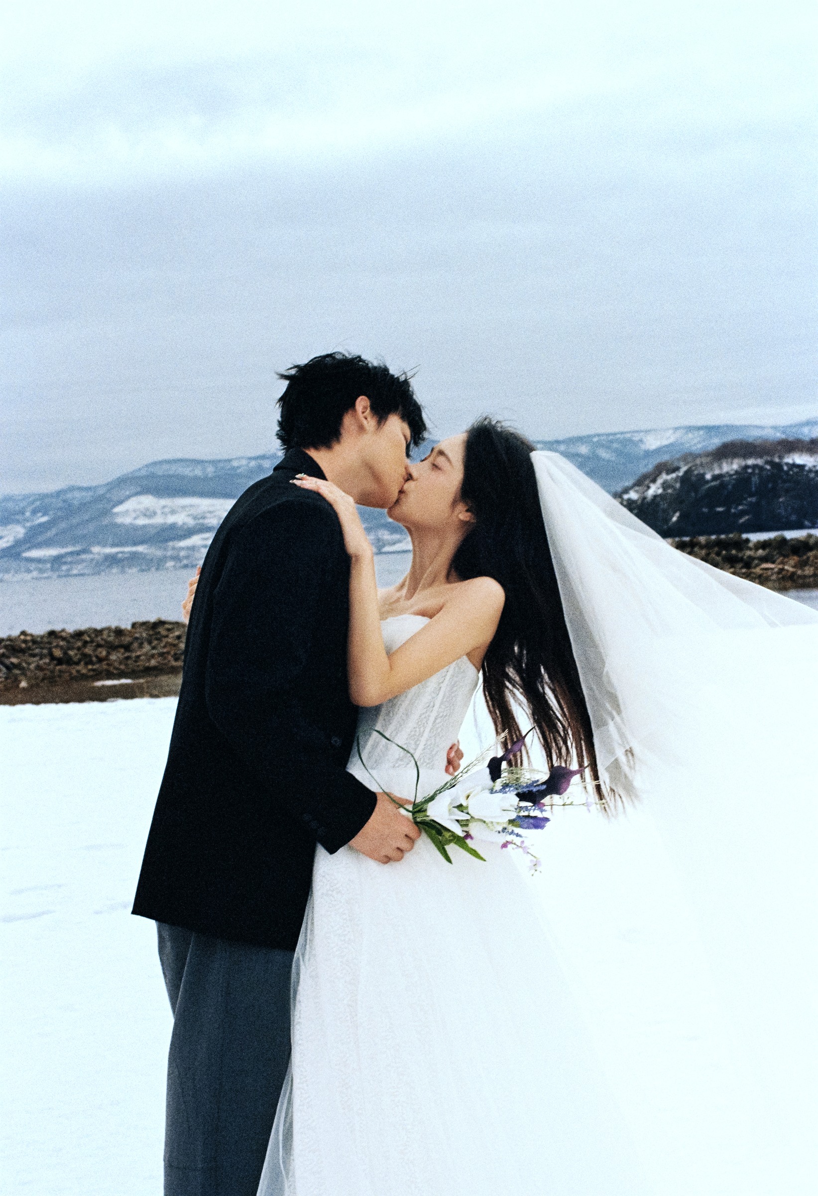 日本婚纱旅拍雪地拥吻近景