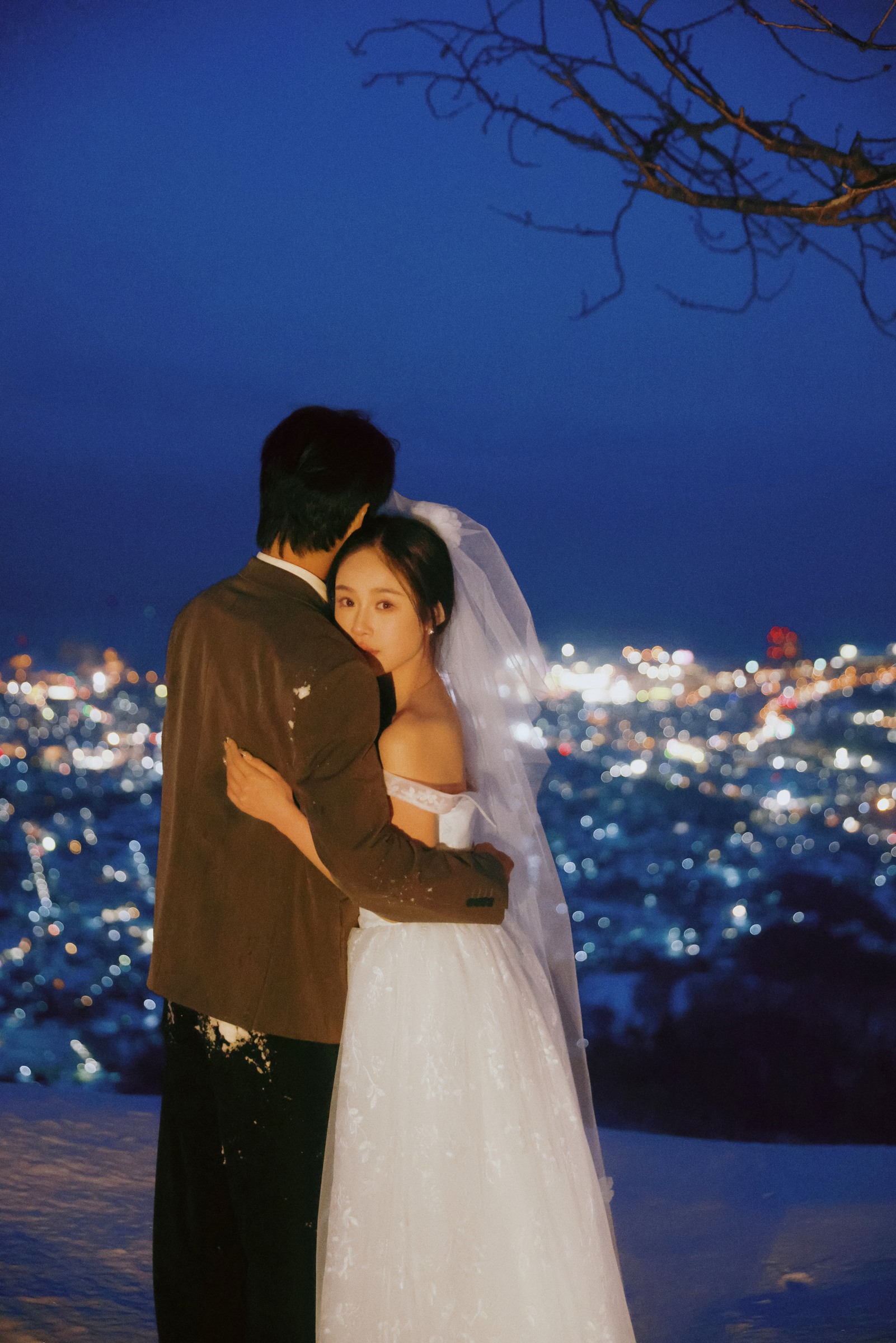 北海道城市蓝夜里的恋人拥抱