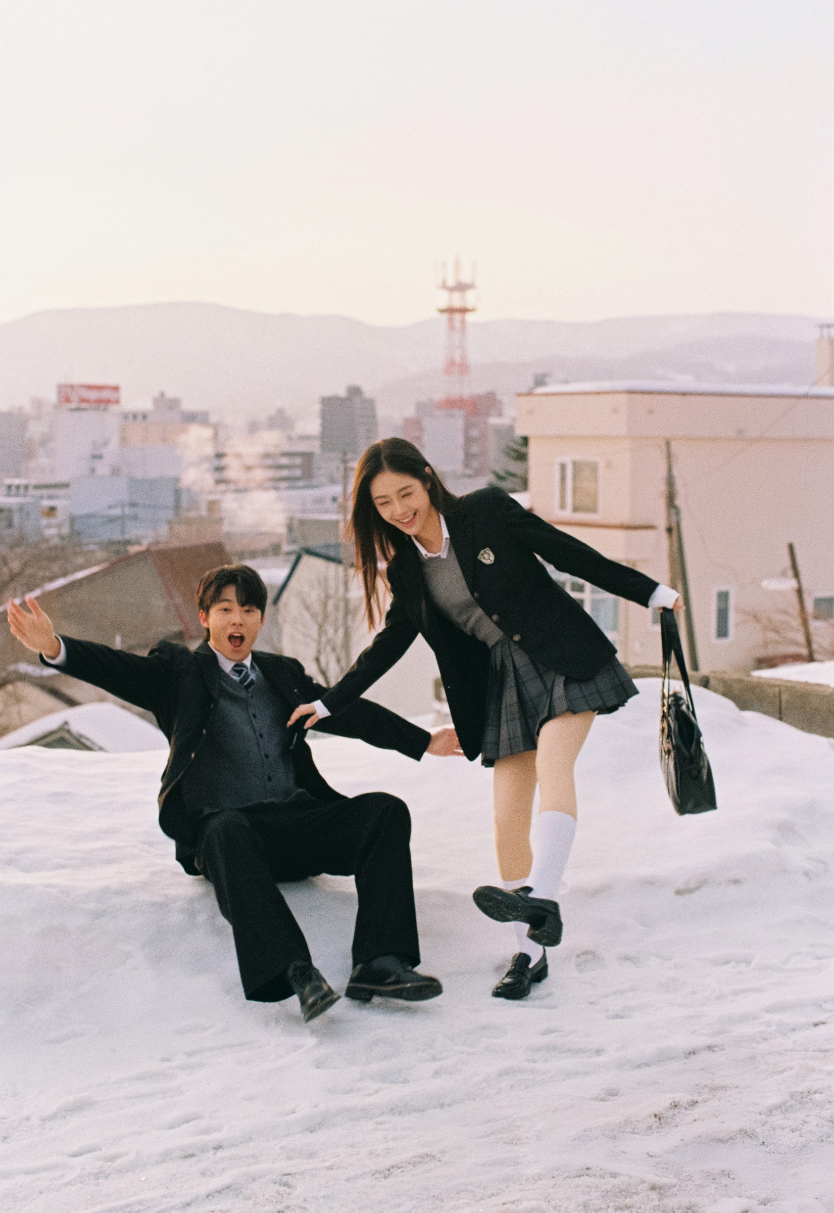 北海道雪地婚纱照轻松动作瞬间