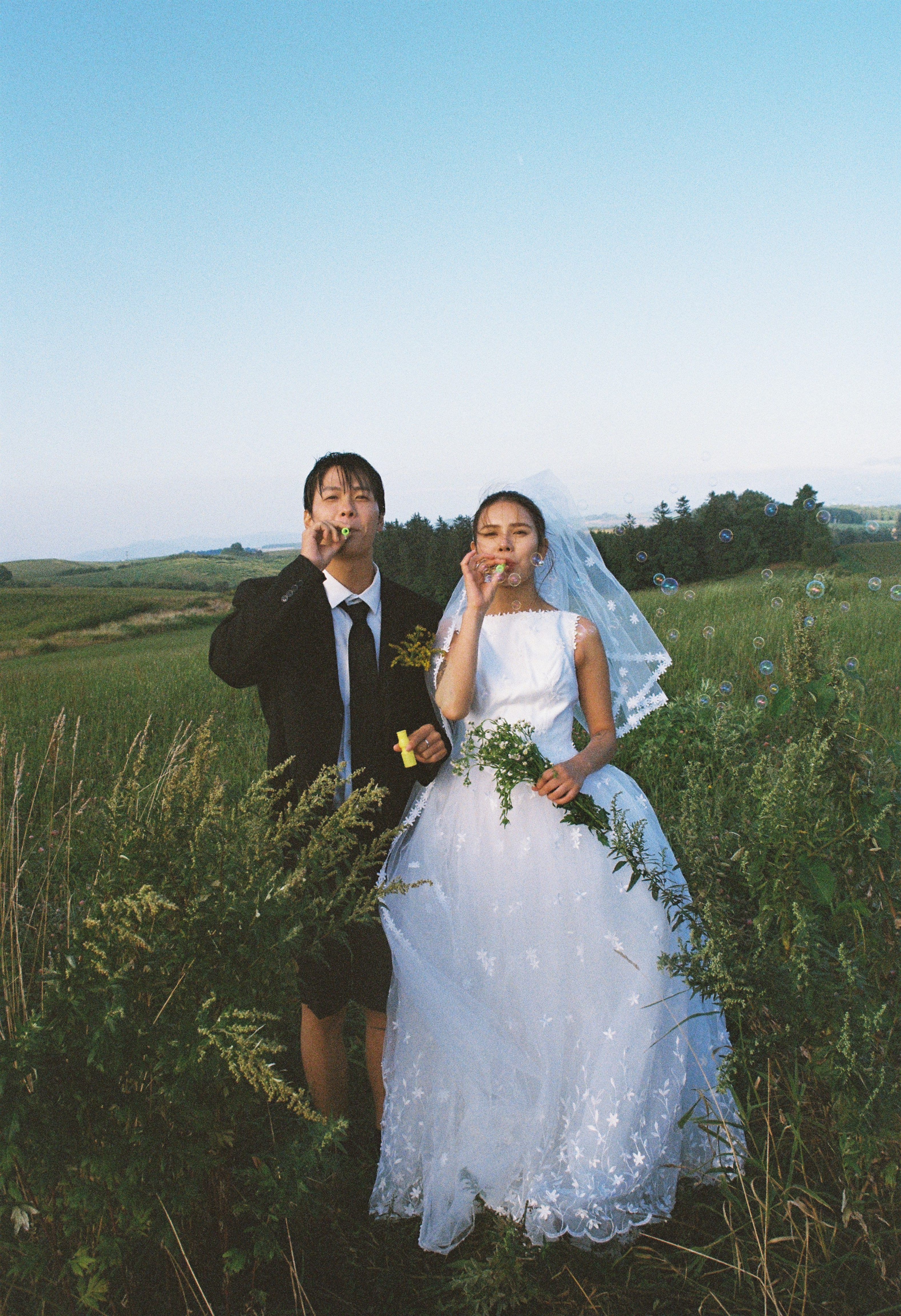 北海道草野中吃冰棒的新人婚纱照