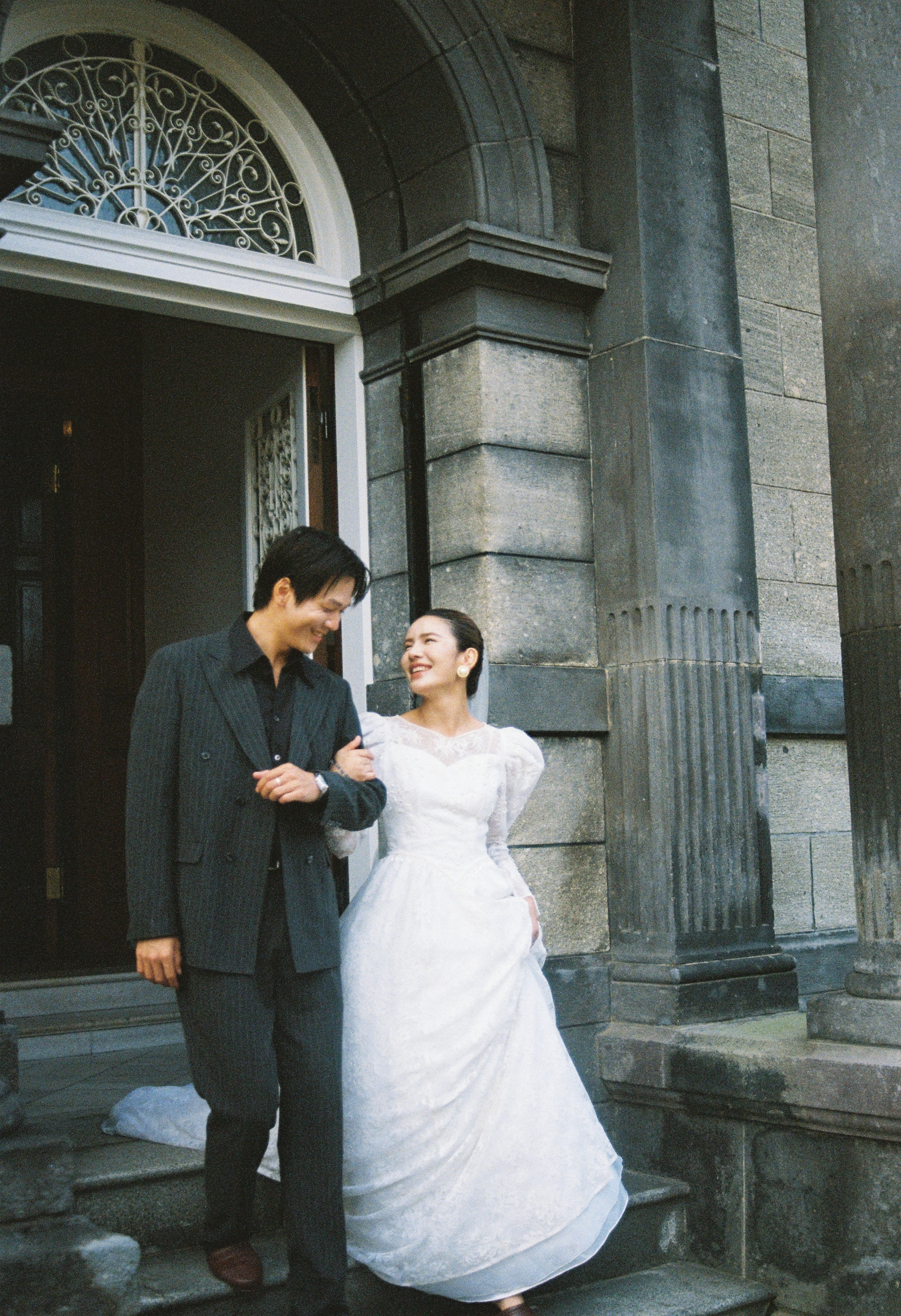 北海道石造老建筑入口的新人婚纱照