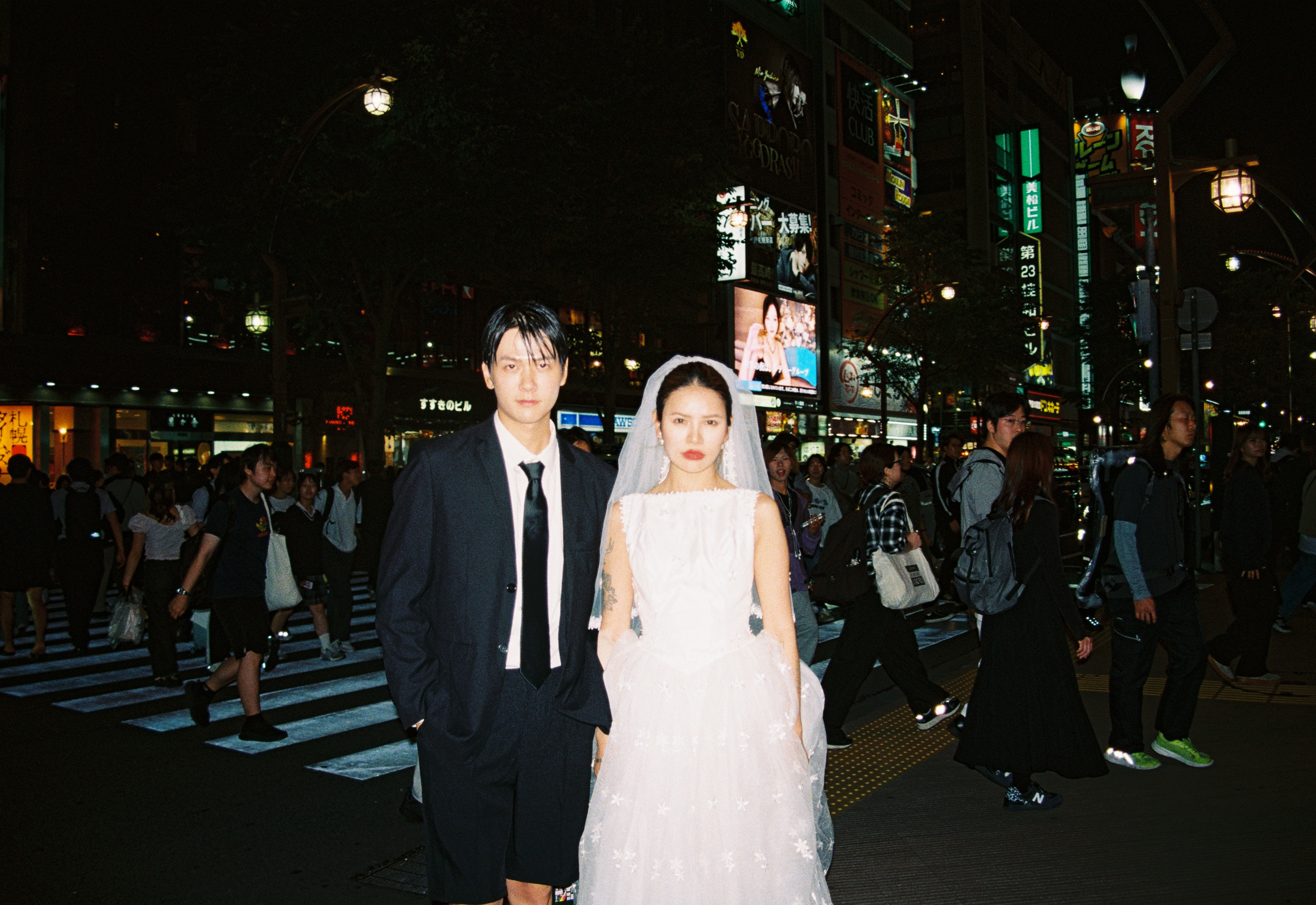 北海道城市夜晚路口的新人婚纱照
