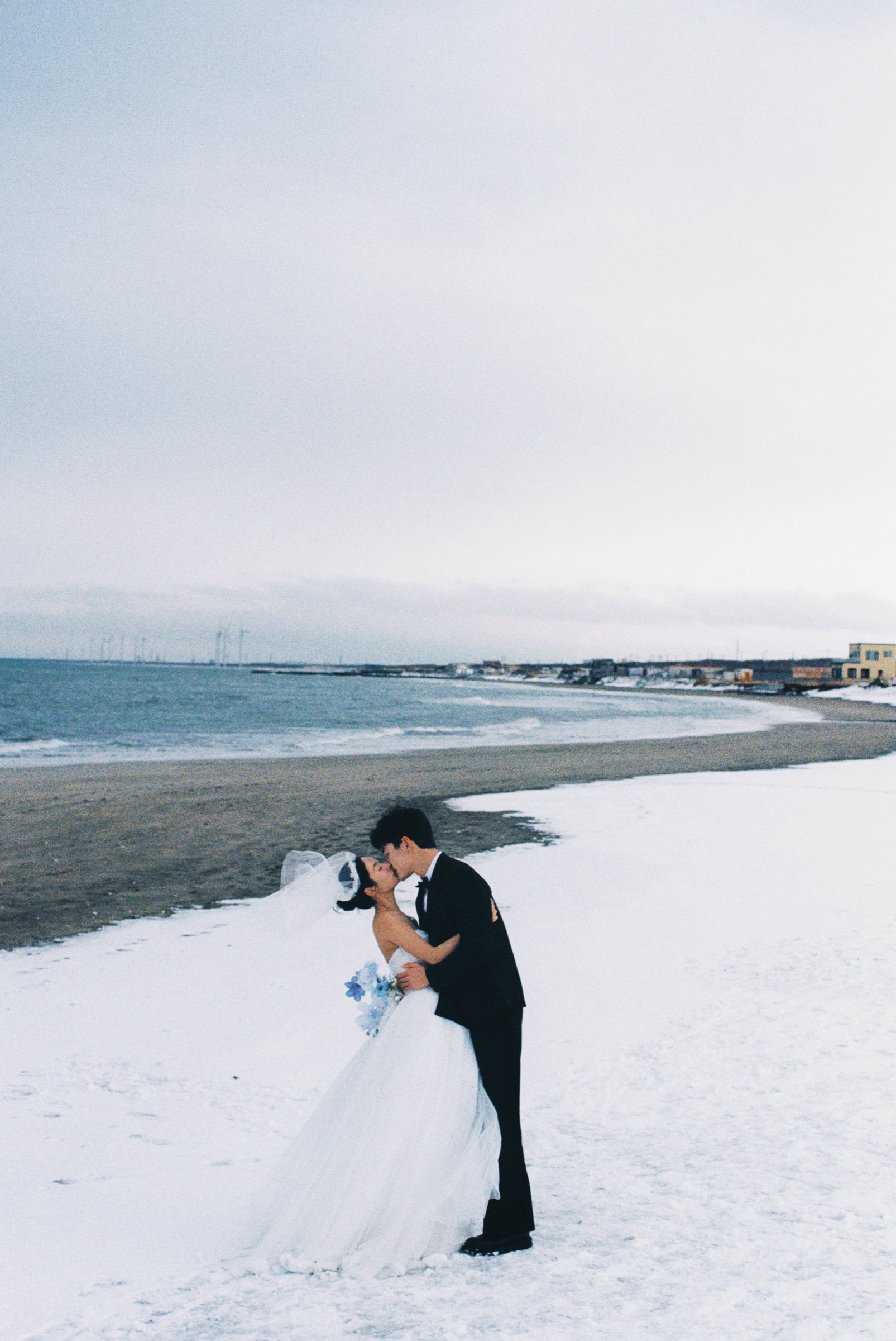 北海道钱函海边雪岸上的恋人婚纱照
