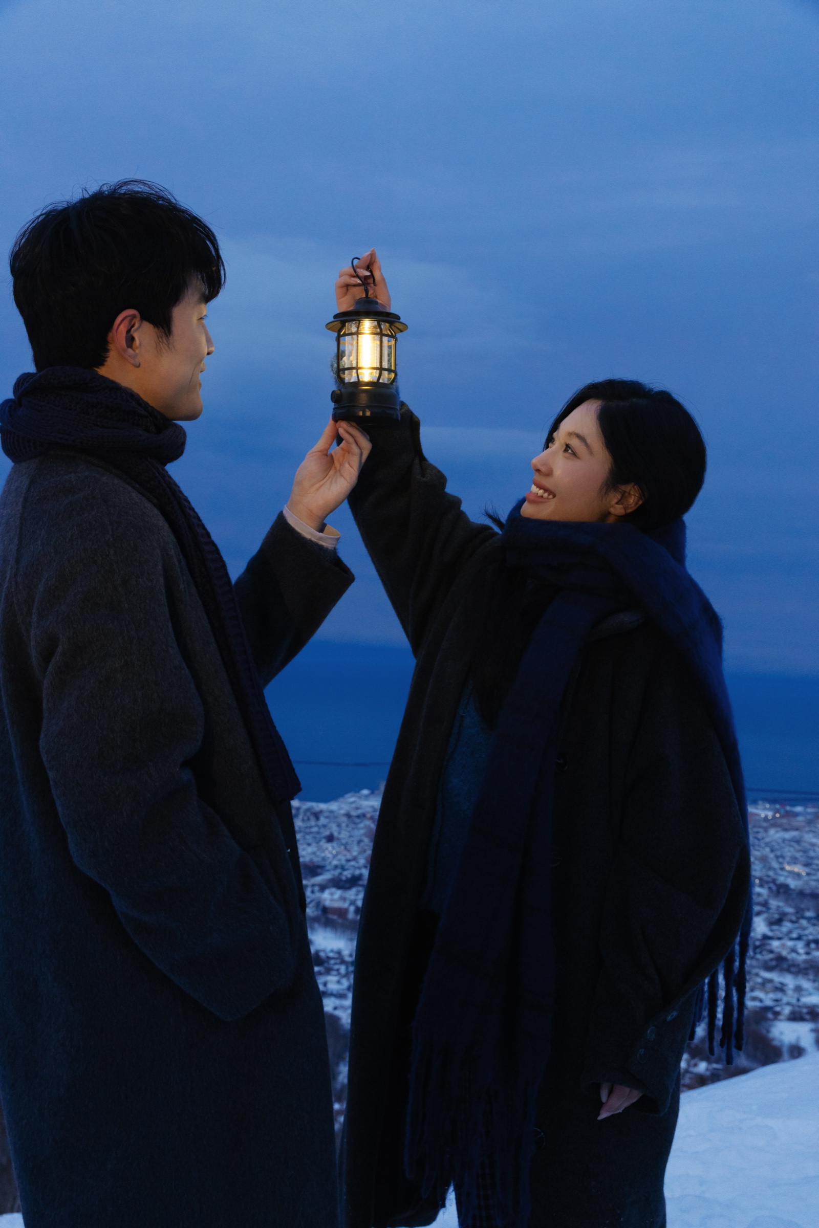 蓝调雪地灯笼互动的北海道情侣写真