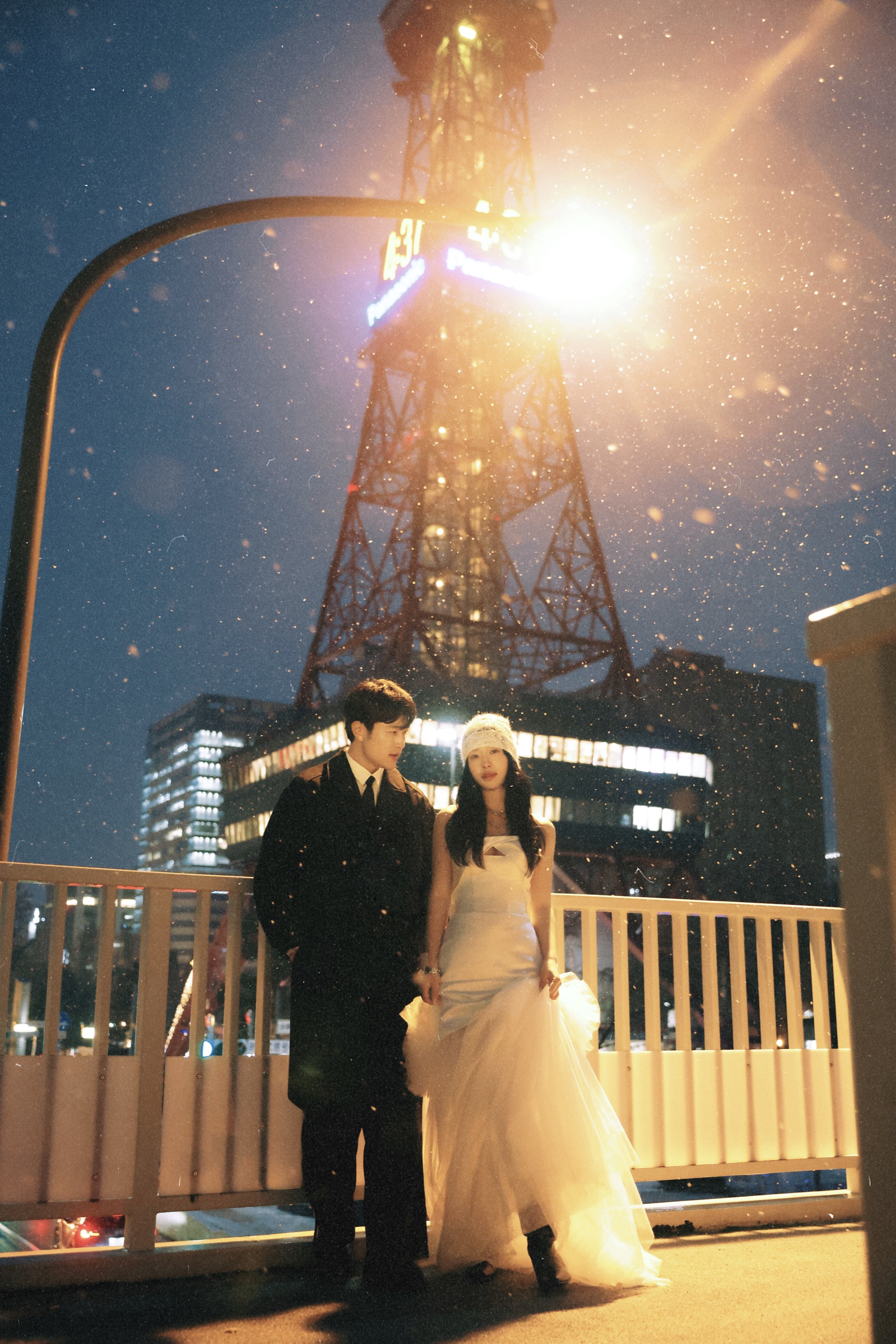 札幌电视塔下的夜景恋人婚纱照
